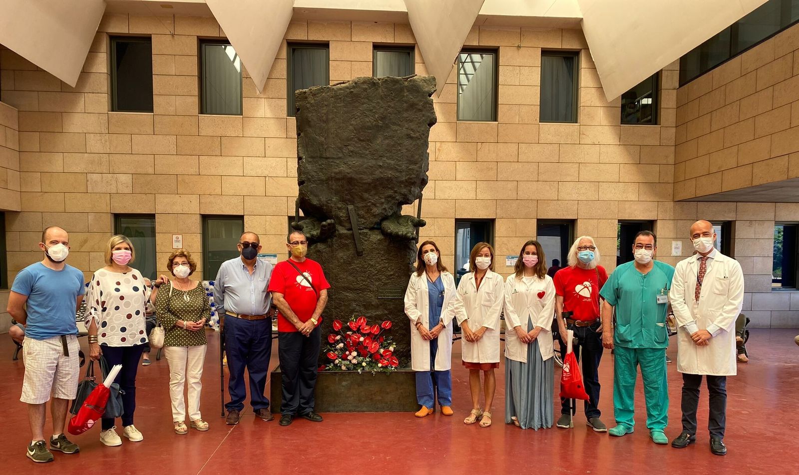 Ofrenda floral en el monumento al donante del Hospital Reina Sofía.