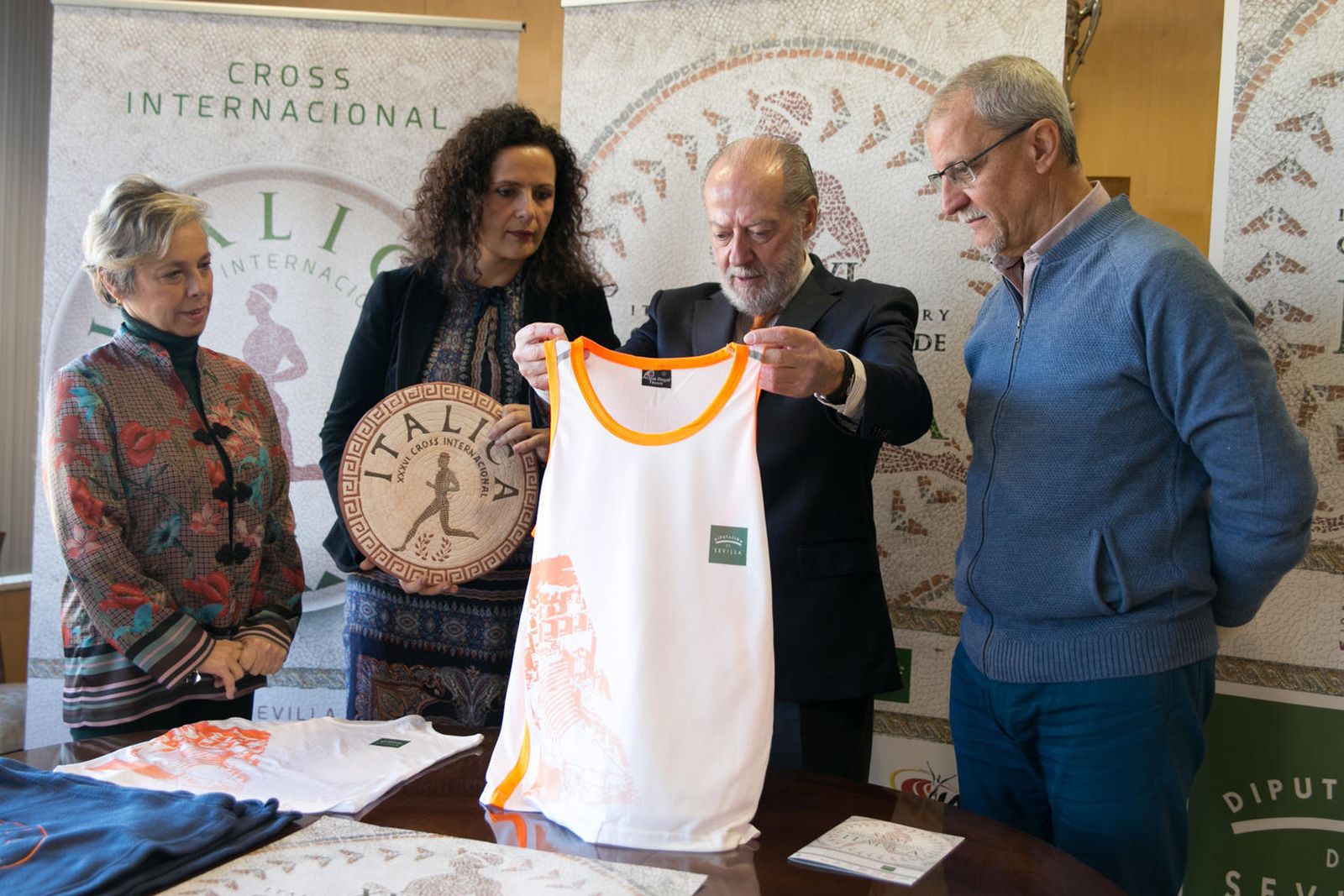 El presidente de la Diputación de Sevilla, con una de las camisetas del Cross de Itálica.
