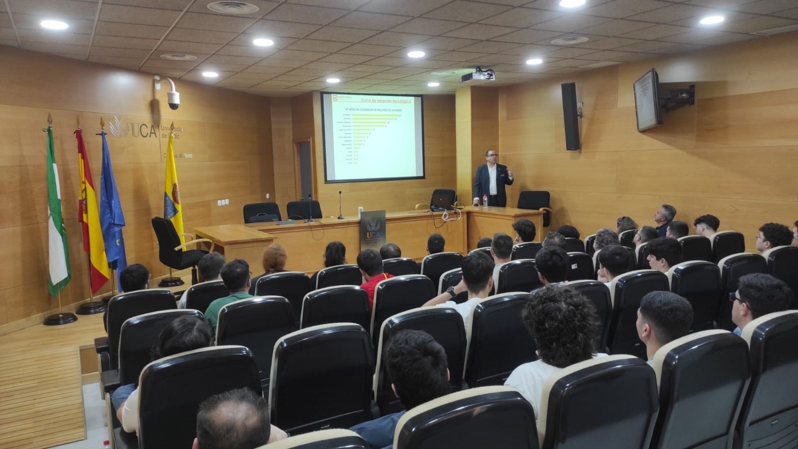 El experto en ciberseguridad David Soto Álvarez  durante su ponencia ante los alumnos del IES Romero Vargas.