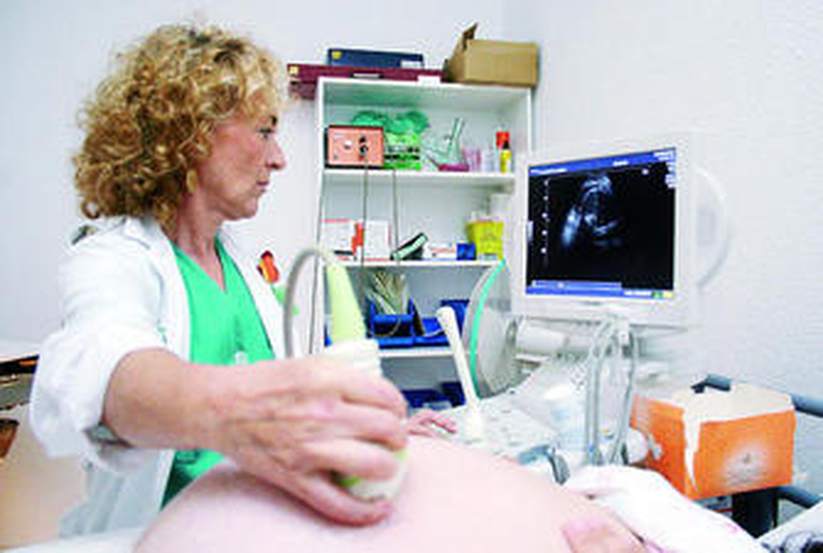 Una especialista realiza una ecografía previa a un parto en un hospital onubense.