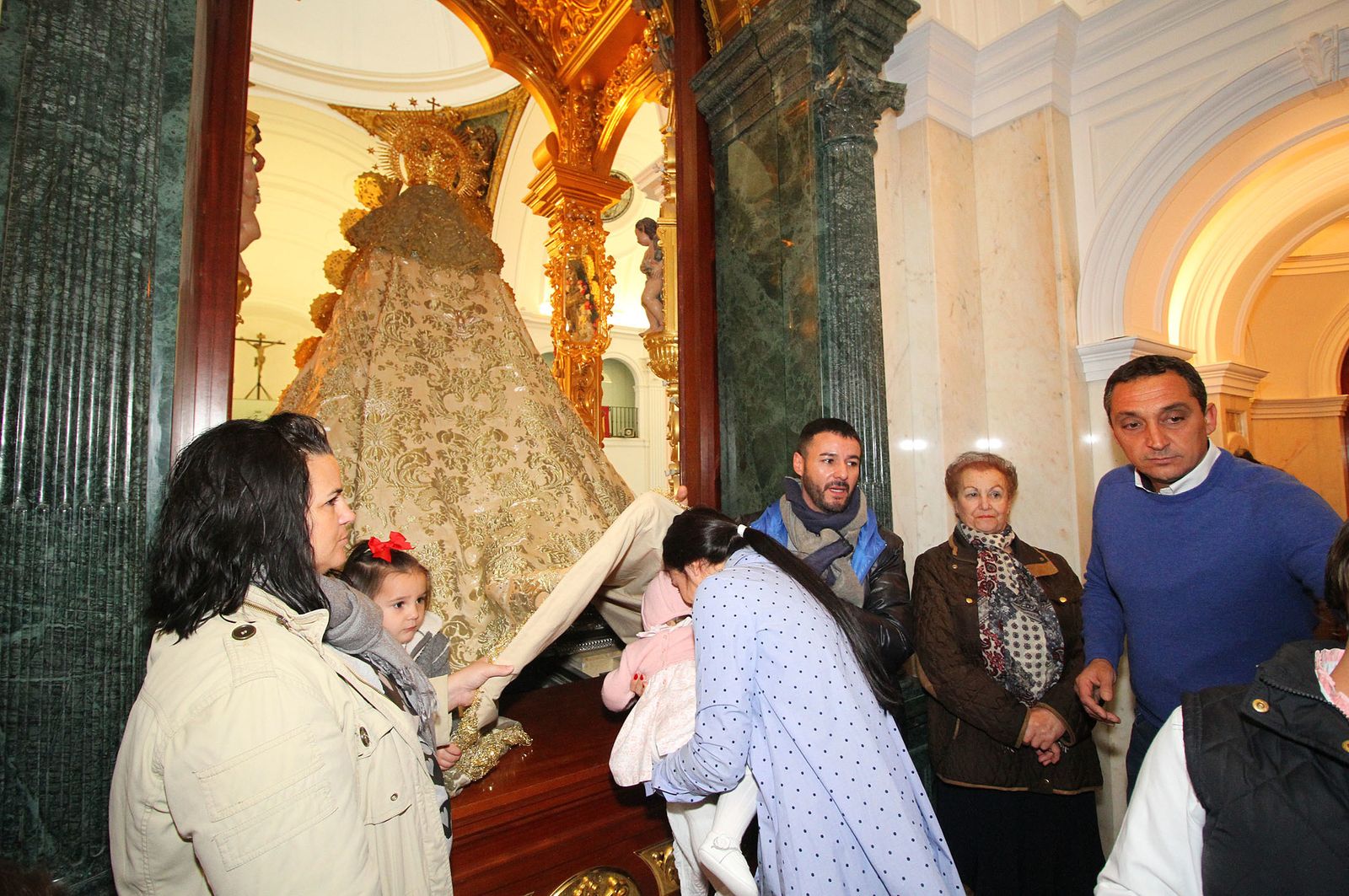 El Rocío celebra La Candelaria con la presentación de los niños a la Virgen, en imágenes