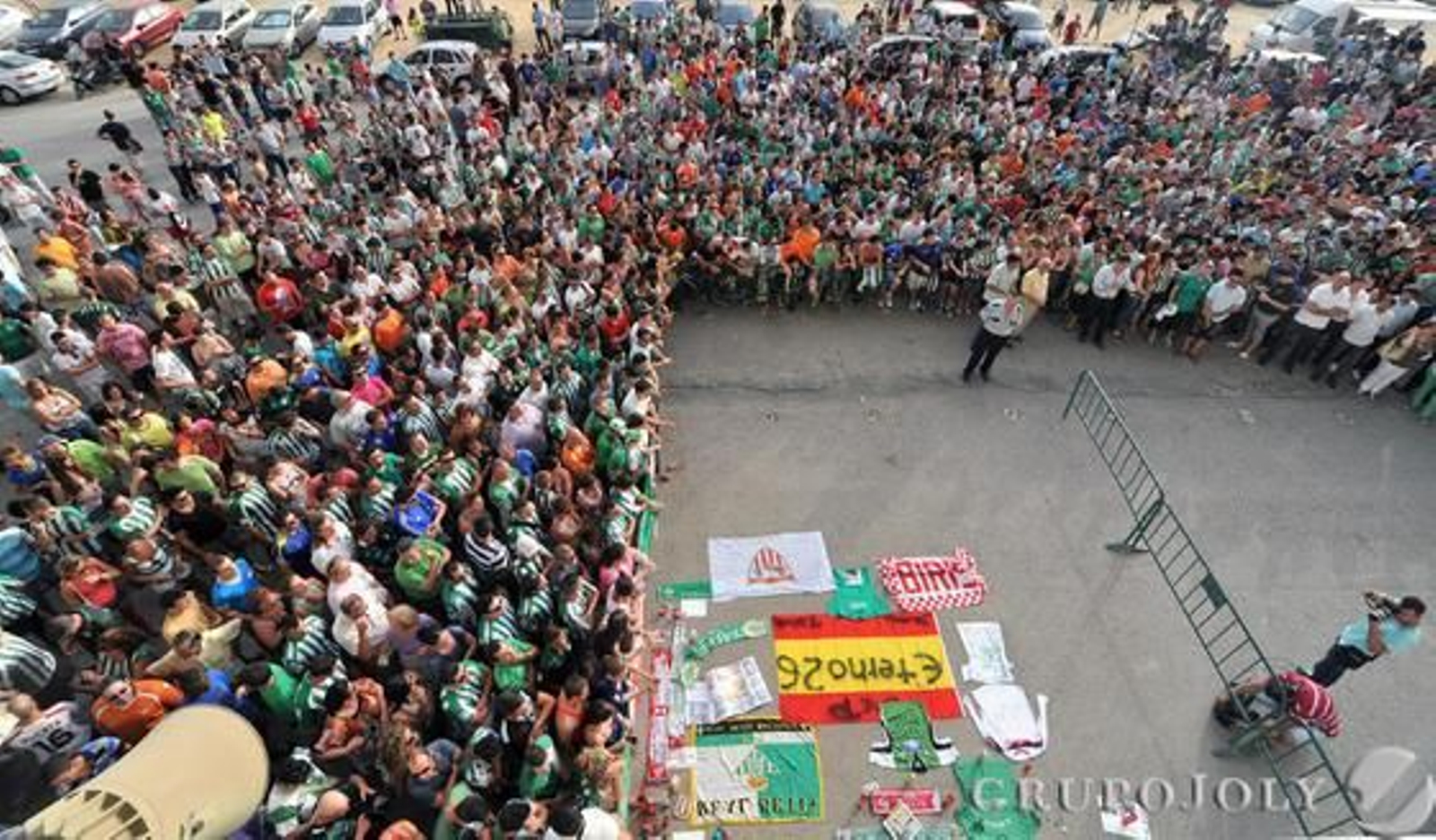 Miles de aficionados en la puerta de cristal del Benito Villamarín.

Foto: Juan Carlos Muñoz