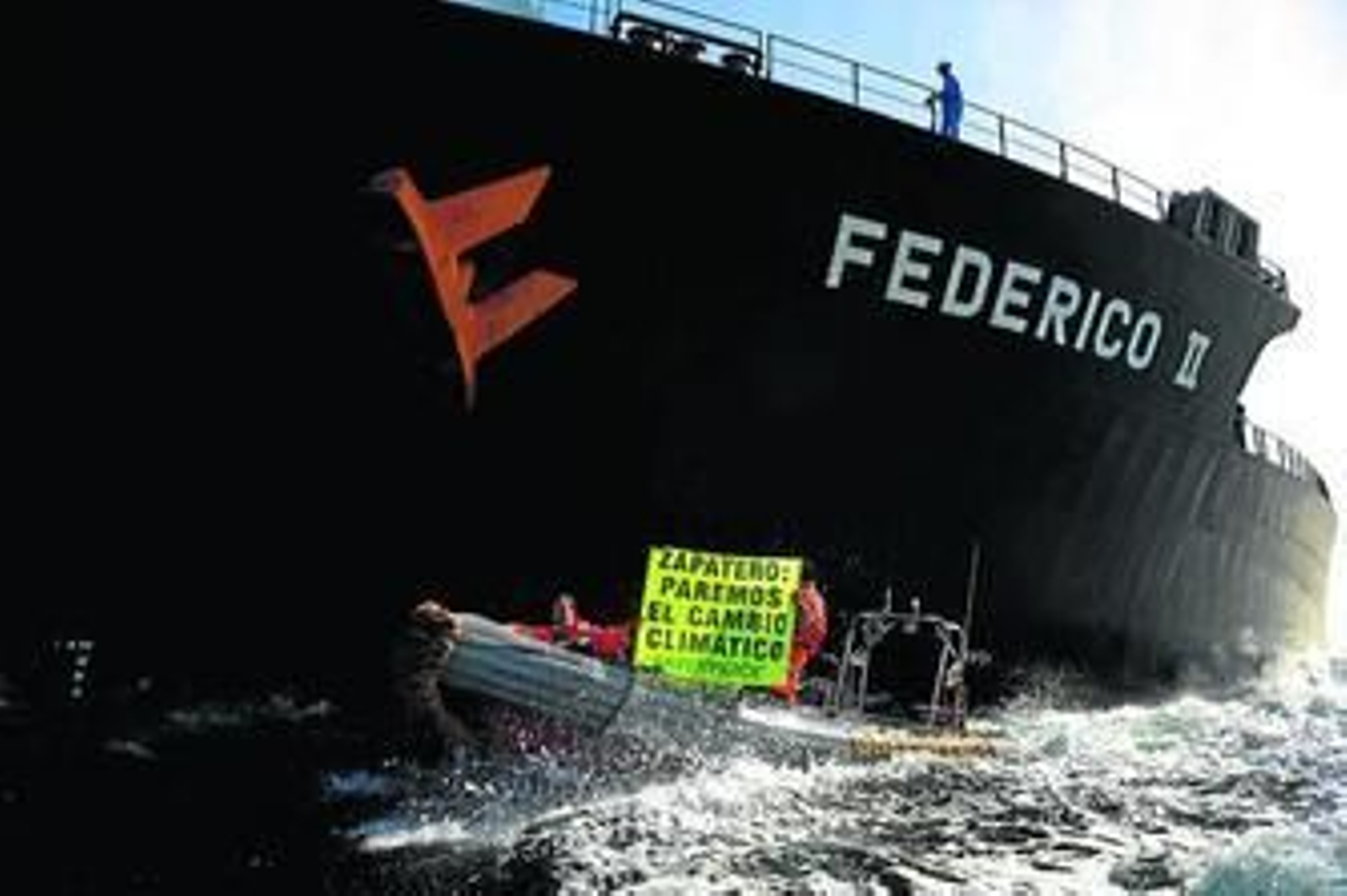 Los activistas con pancartas en la zodiac, junto al carguero 'Federico II', ayer en la Bahía de Algeciras.