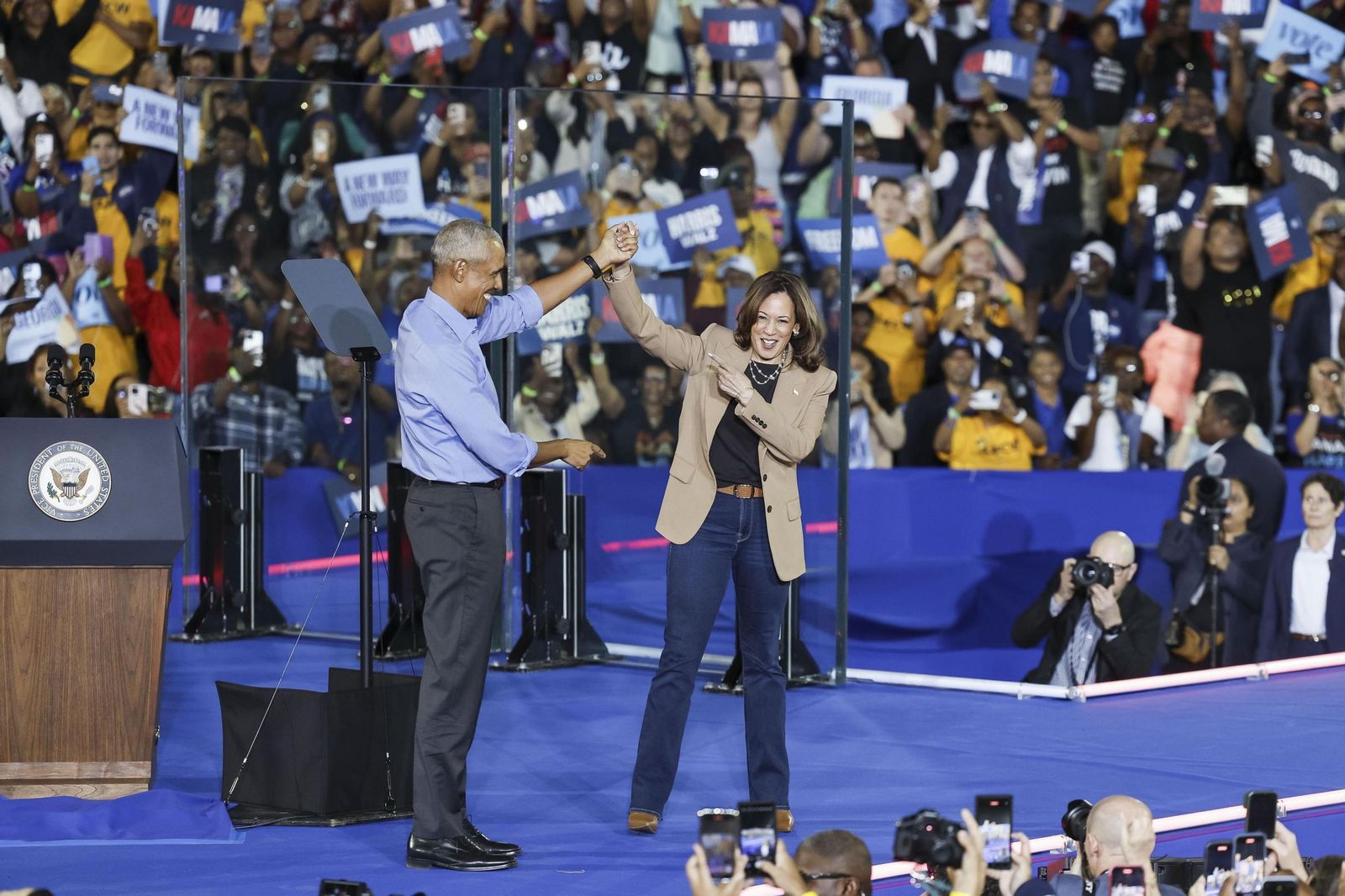 El ex presidente Barack Obama y la candidata demócrata, Kamala Harris, en un mitin el jueves en Clarkston, Georgia.