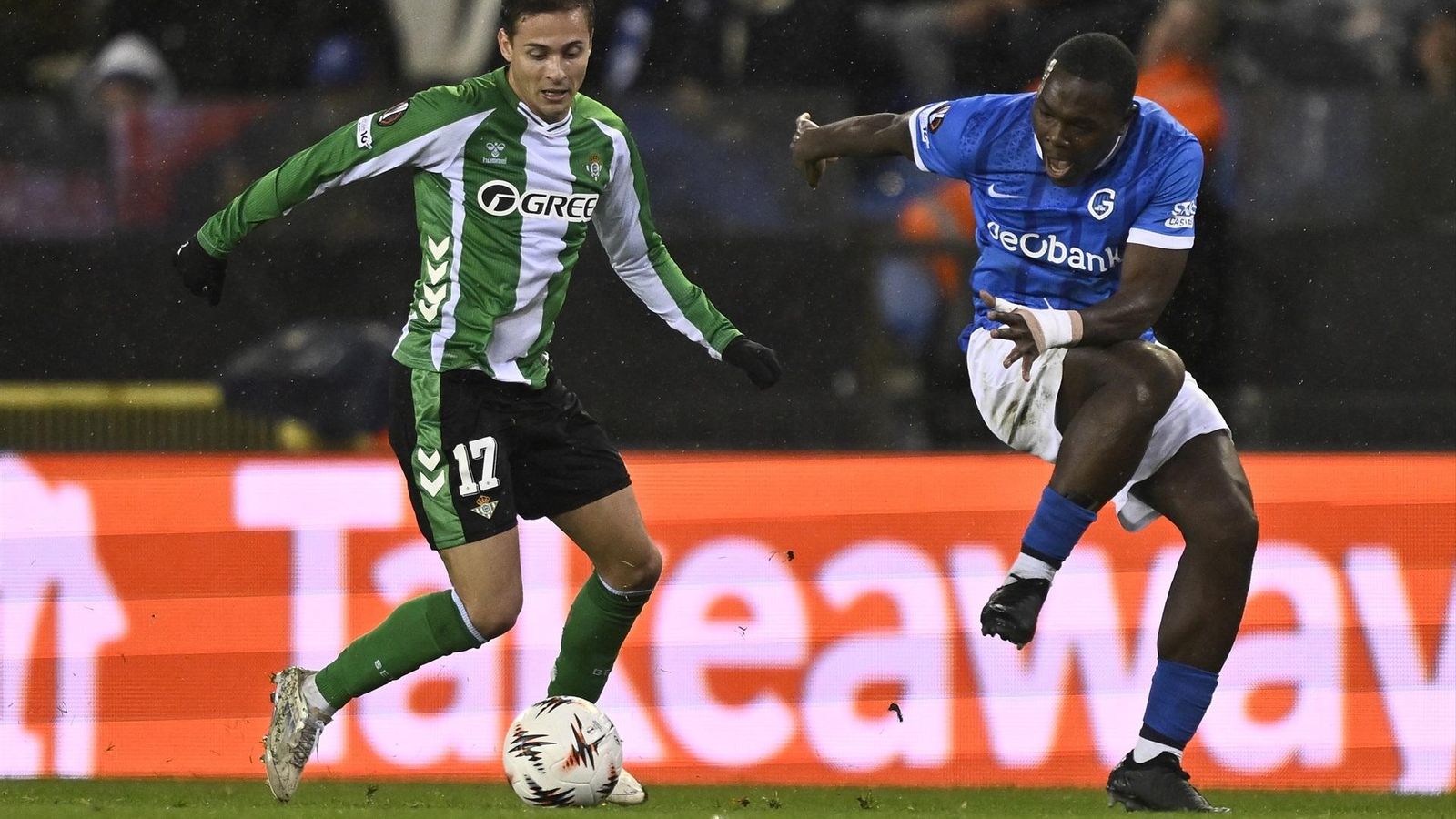 Riquelme se lleva un balón ante Nkuba.