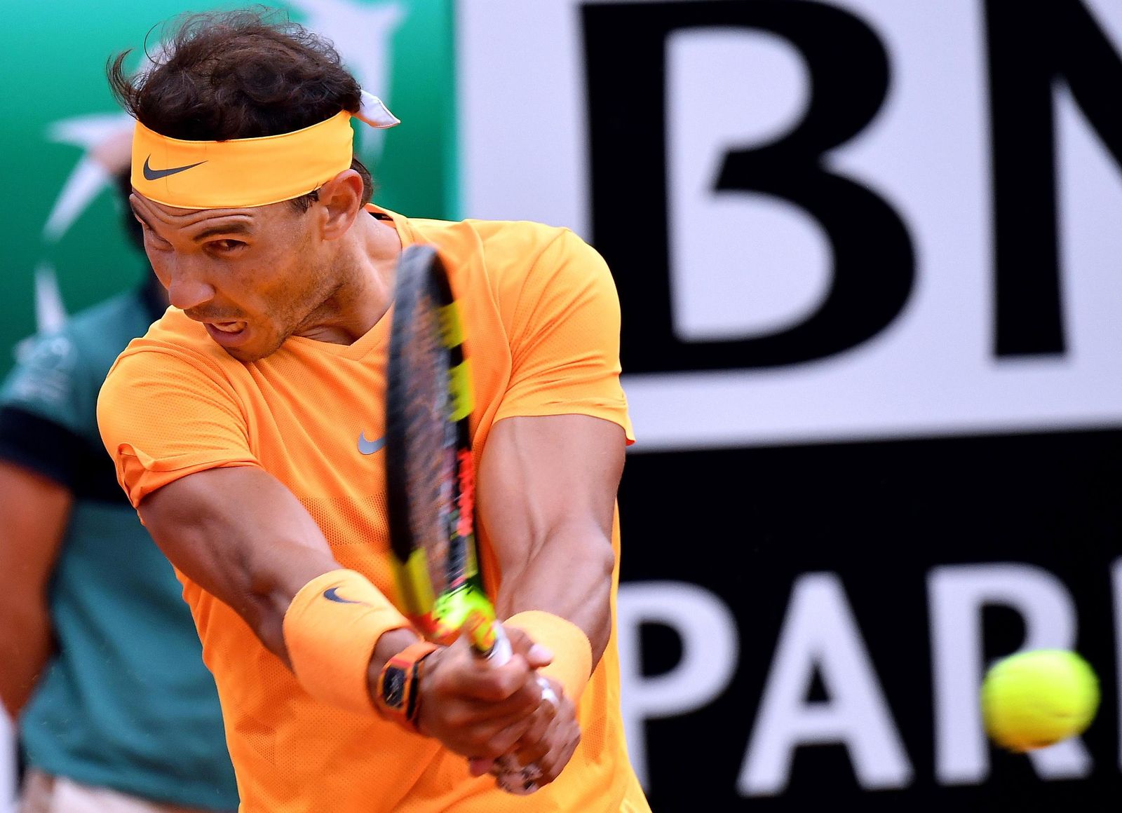 Rafael Nadal ejecuta su revés a dos manos ante Alexander Zverev en la final del torneo de Roma.