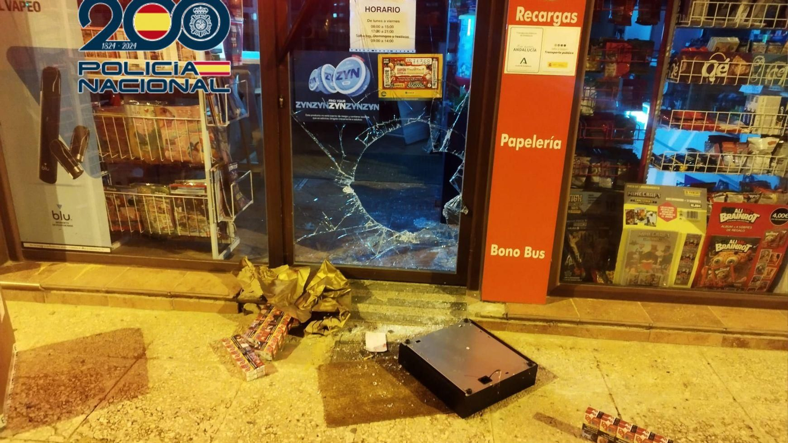 Escaparate del estanco asaltado en la avenida Álvaro Domecq, junto a la plaza del Caballo.