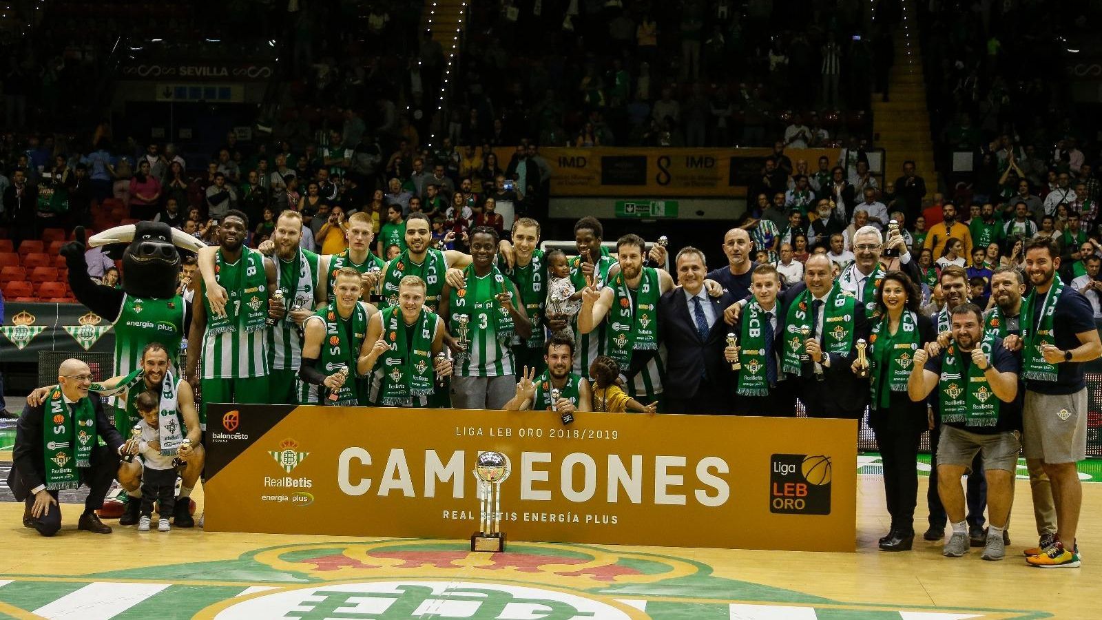Samb, con sus hijas en el centro, celebra el título de campeón de la LEB Oro.