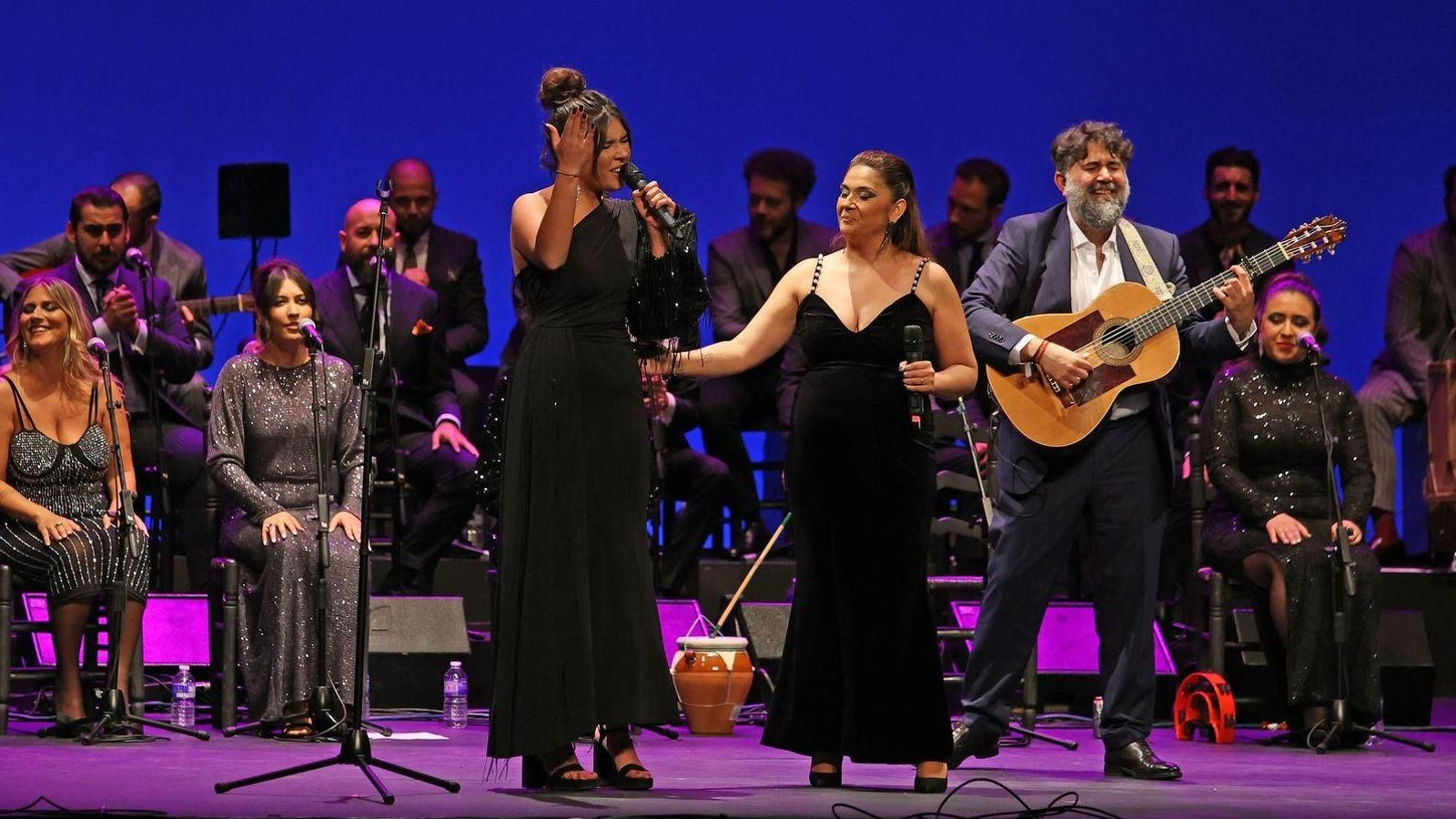 Pilar del Remendao, junto a Manuela y Luis de Perikín durante el espectáculo Pilar del Remendao, junto a Manuela y Luis de Perikín durante el espectáculo