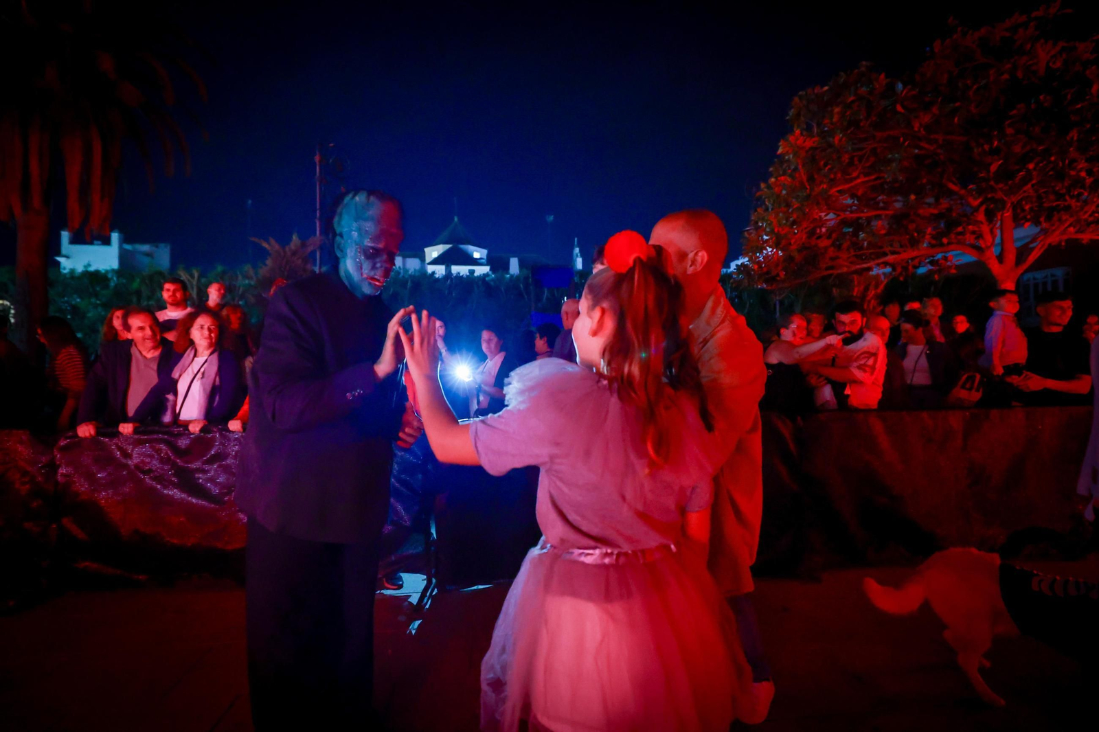 El Monstruo de Frankenstein, interactuando con una familia.