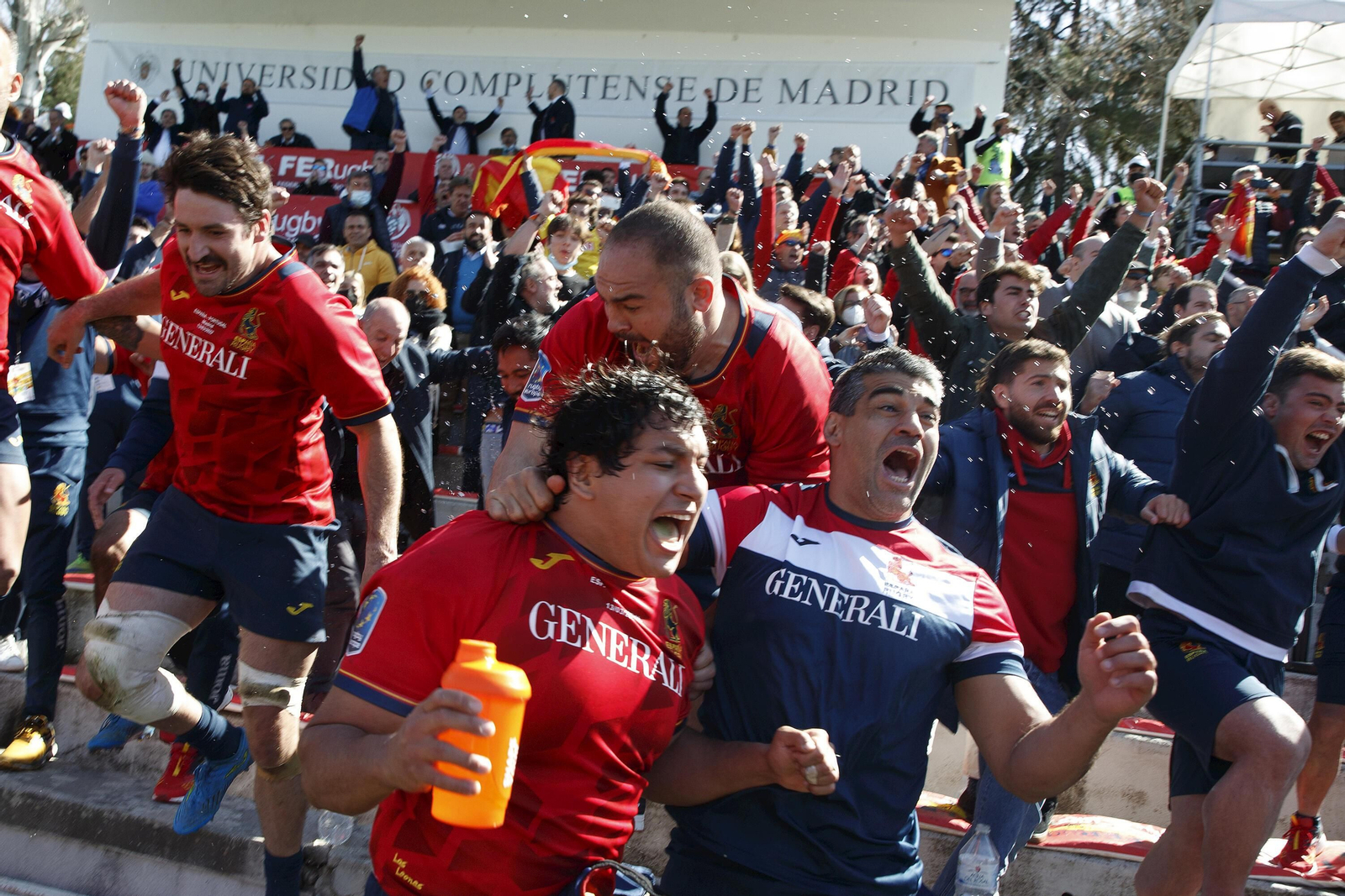 Los jugadores de la selección de rugby celebran su clasificación frente a Portugal.