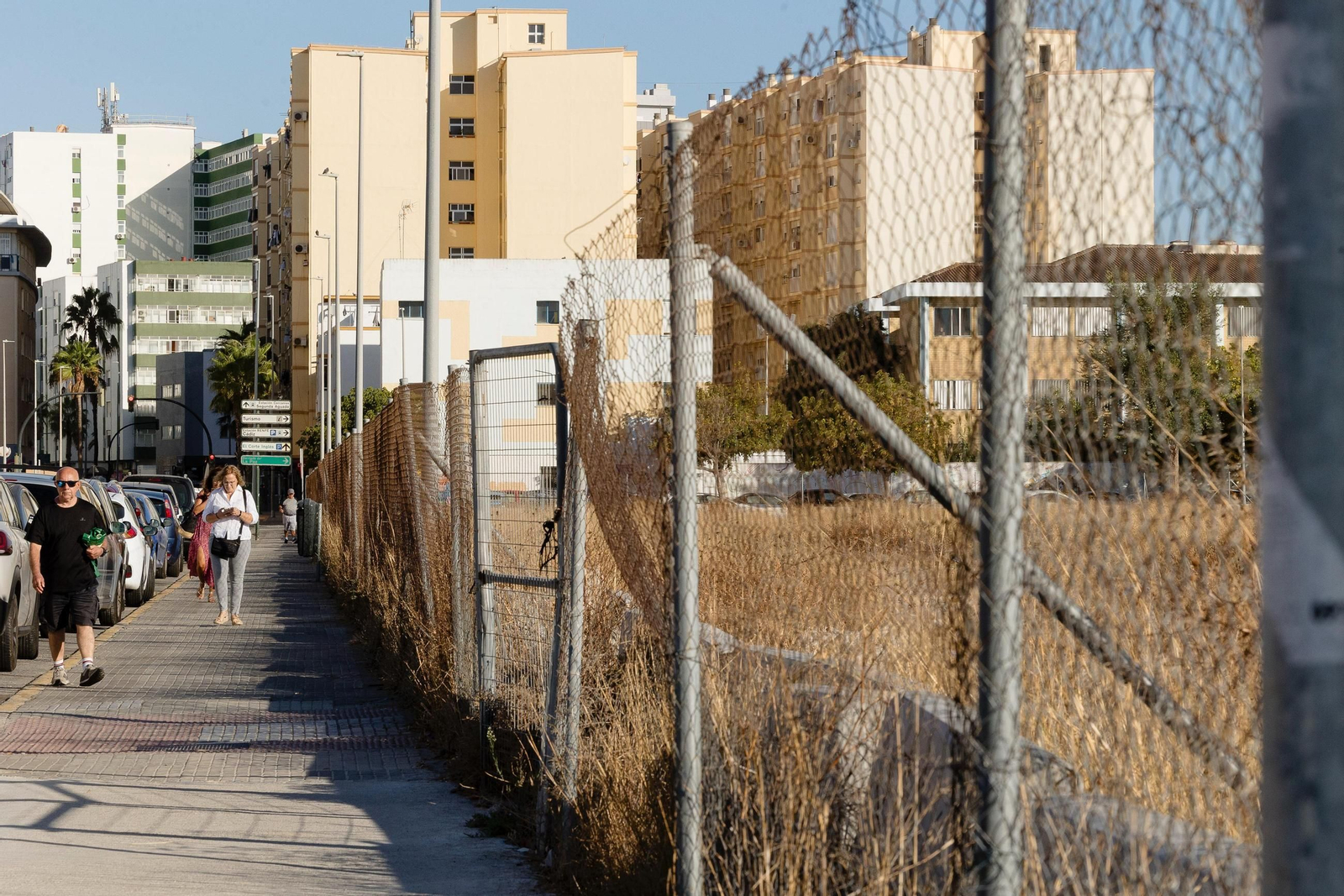 Verja de protección del solar del futuro Hospital.