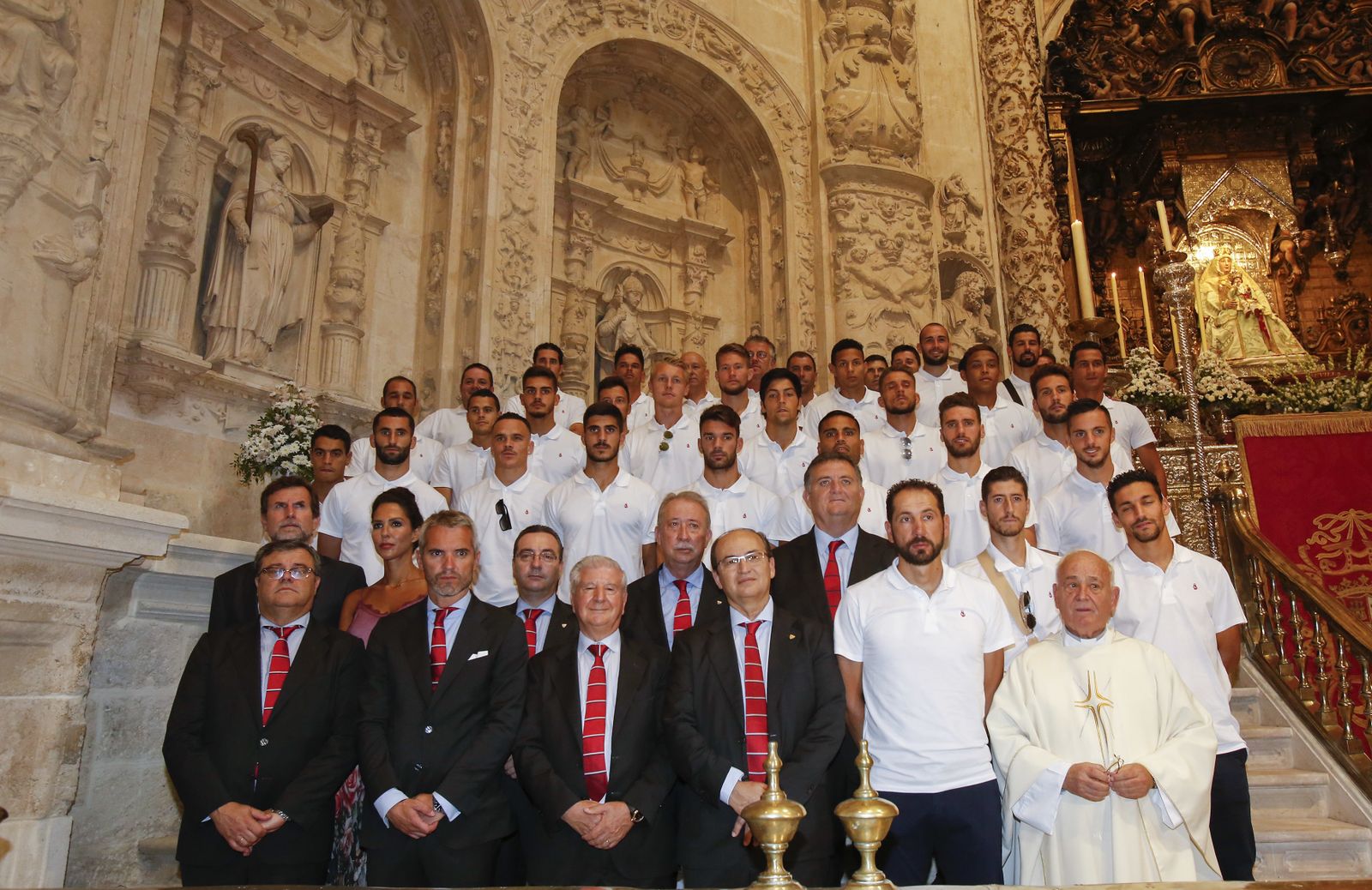 Tradicional ofrenda floral del Sevilla FC a la Virgen de los Reyes