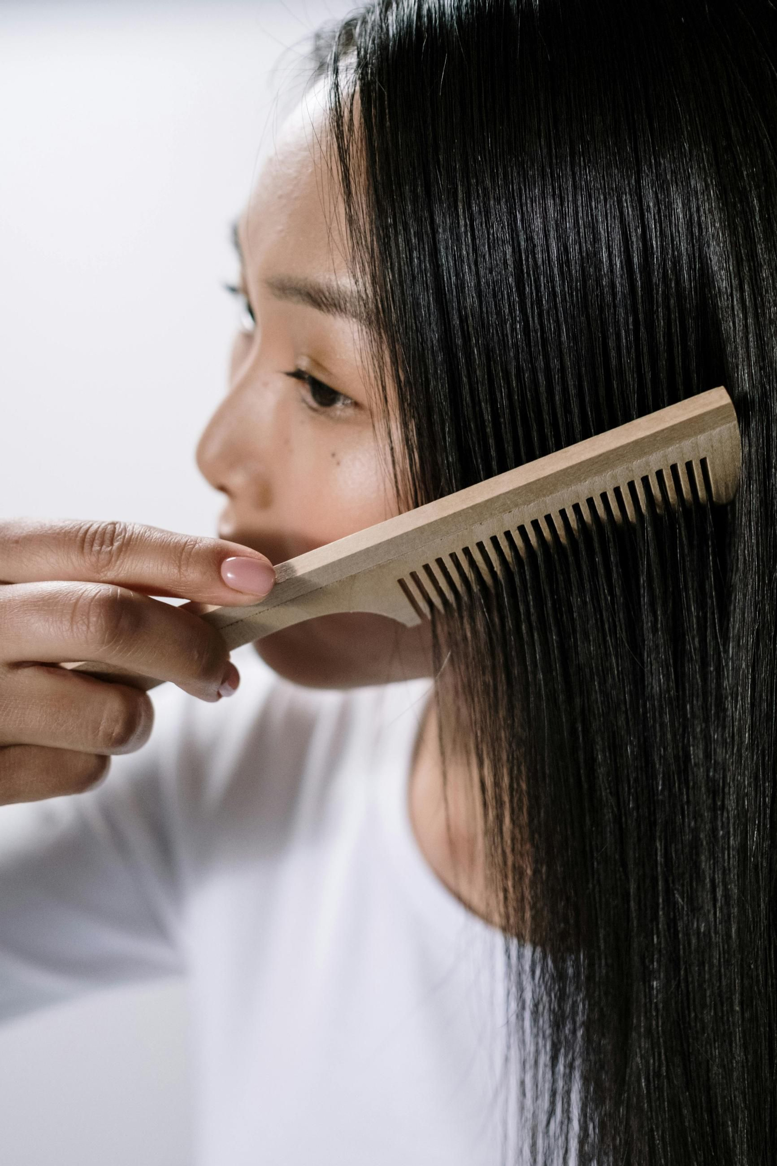 Peina tu cabello después de cada baño para eliminar residuos.