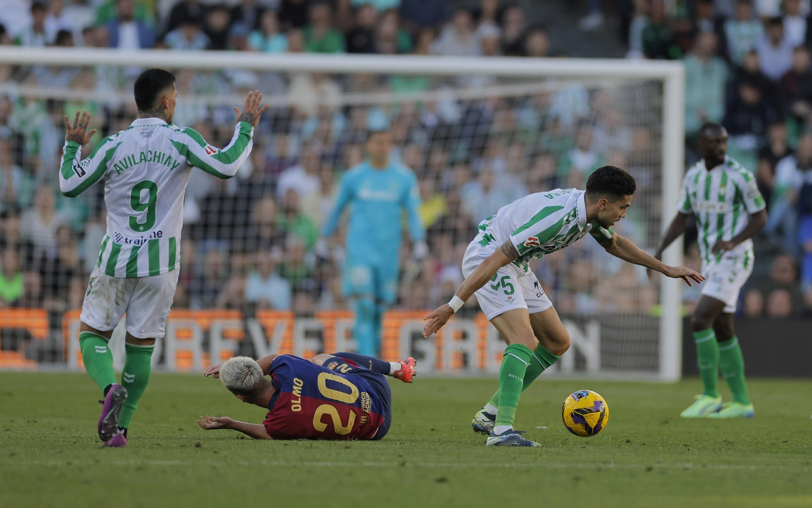 Dani Olmo cae ante Chimy Ávila y Bartra.