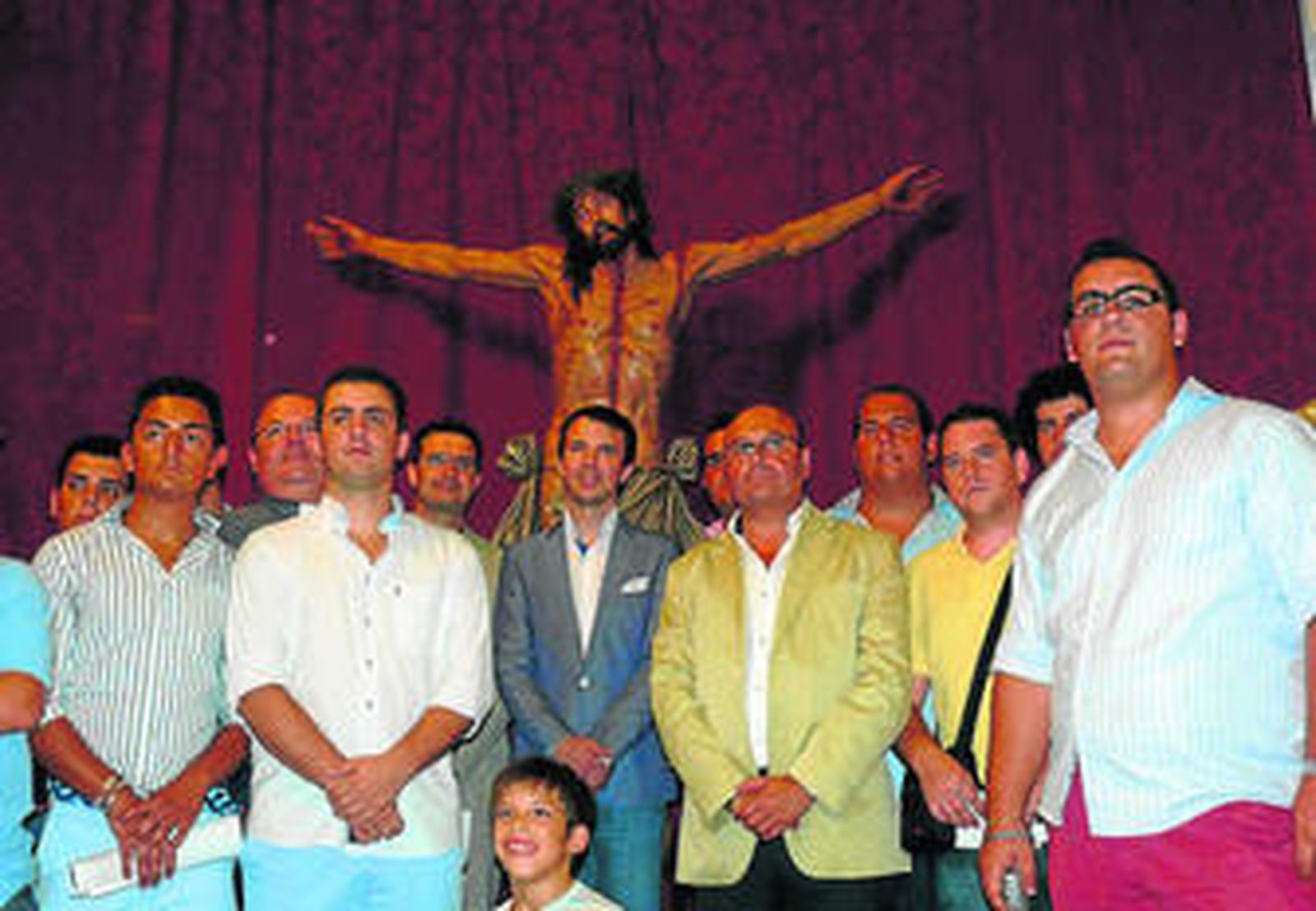 Los miembros de la Hermandad y el imaginero, junto al Cristo Crucificado.