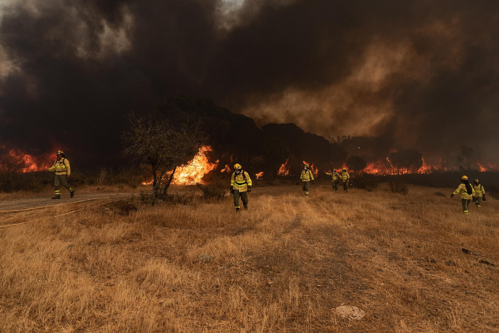 Imágenes del incendio de Almonaster a su paso por Zalamea