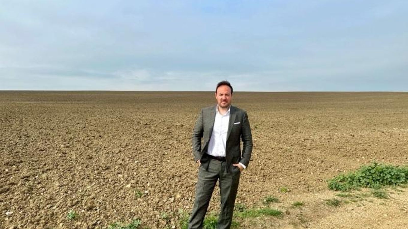 El presidente de la compañía Go Energy Group, Curro Nicolau, en una reciente visita a uno de los terrenos donde se ubicarán las instalaciones de Hidrógeno Verde. El presidente de la compañía Go Energy Group, Curro Nicolau, en una reciente visita a uno de los terrenos donde se ubicarán las instalaciones de Hidrógeno Verde.