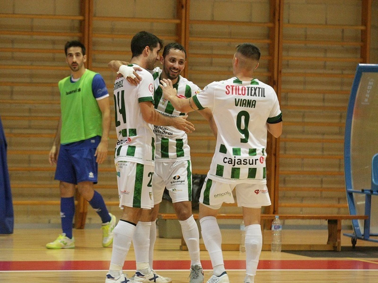Ismael, Caio y Viana celebran un gol del Córdoba Futsal.