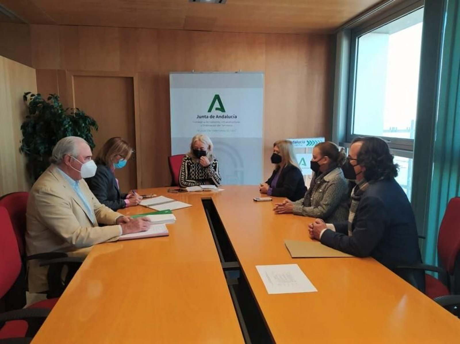 Junta y Ayuntamiento de Jerez acuerdan la instalación de la iluminación en la A-2003