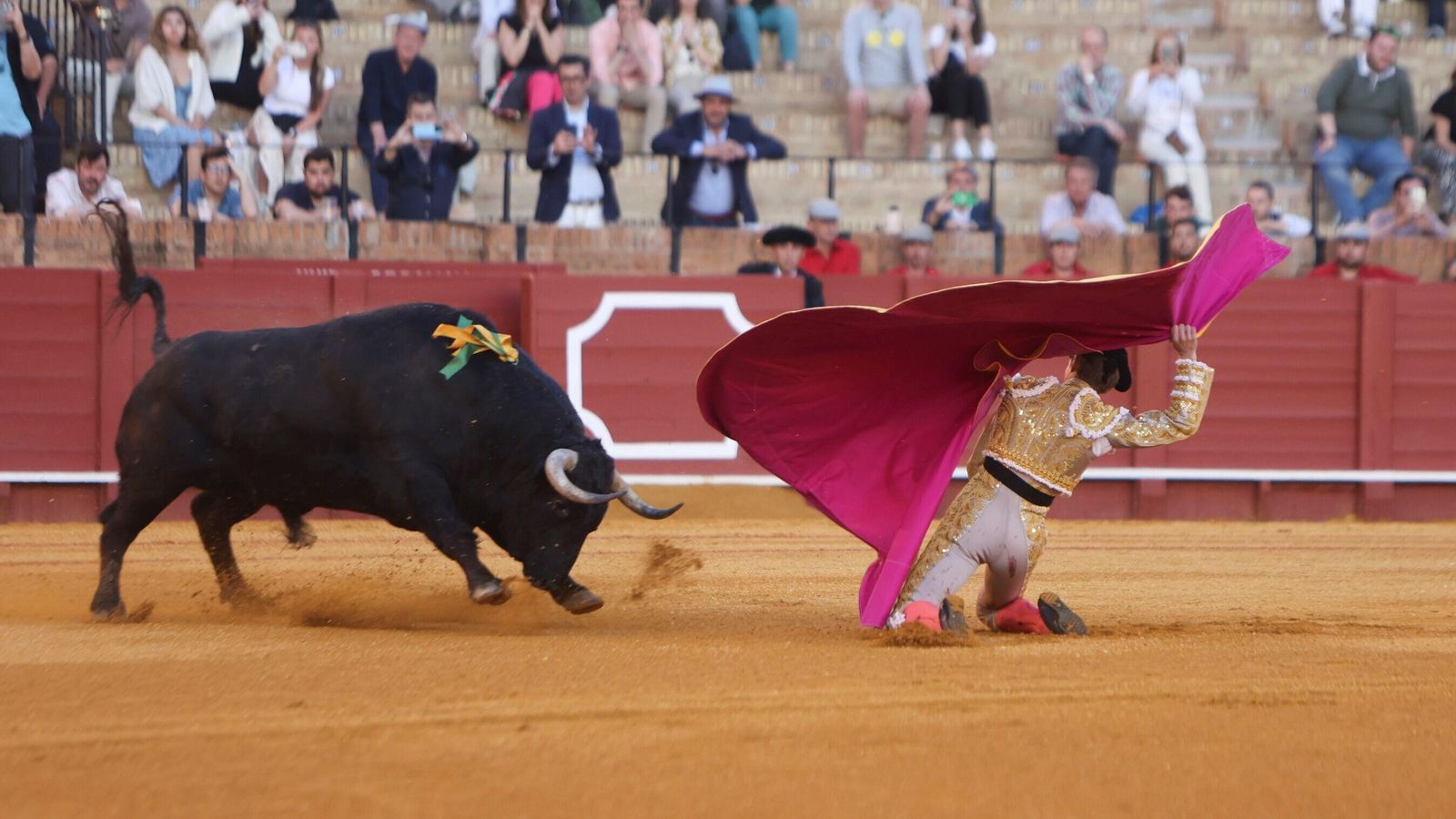 Borja Jiménez salió a por todas y hasta se fue a portagayola para recibir a ‘Bandido’, el toro que cerró plaza.