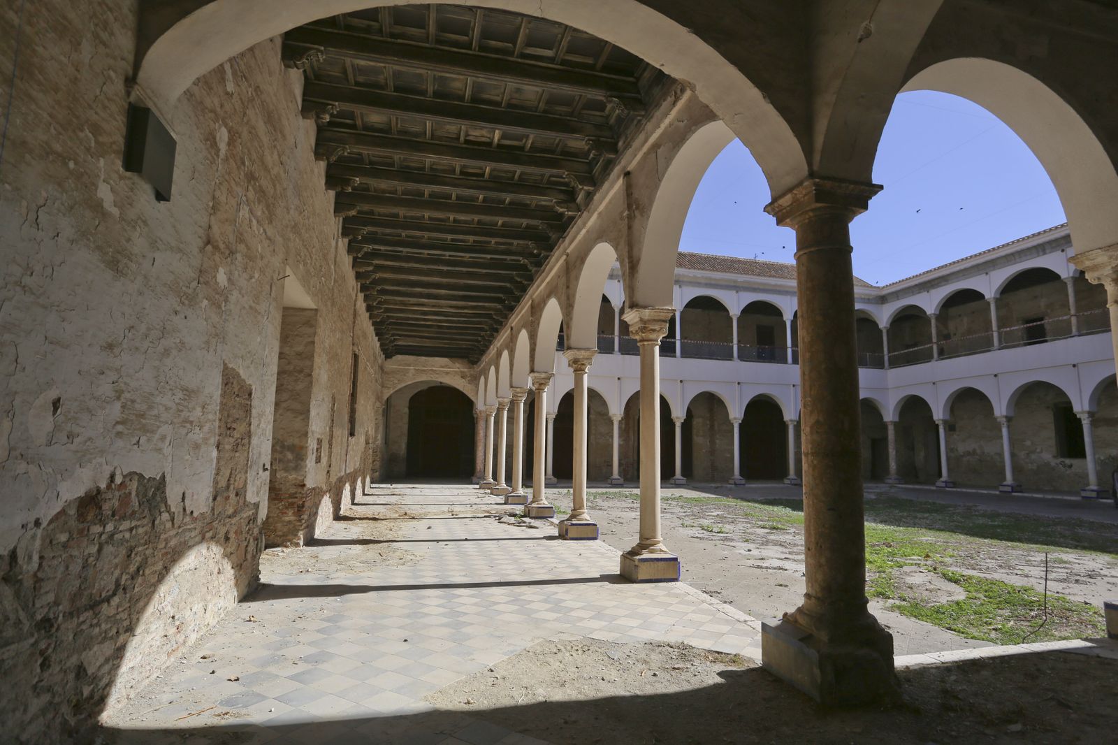 Claustro del Convento de la Trinidad, con sus arcos de medio punto renacentistas y ricos artesonados.