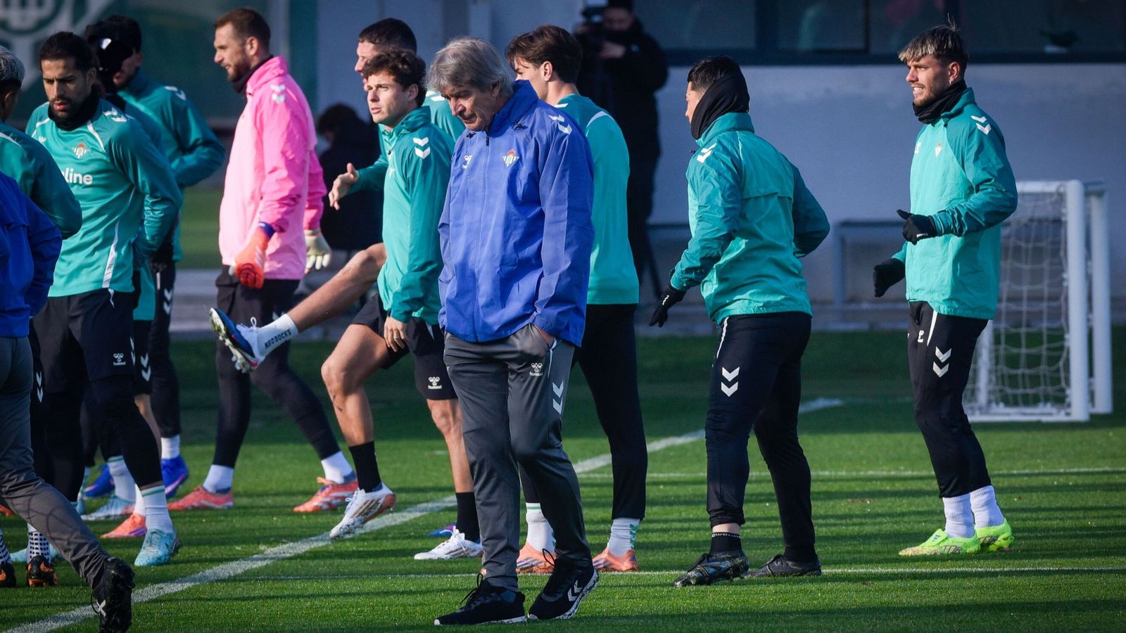 Manuel Pellegrini, pensativo en el primer entrenamiento del Betis tras las vaciones navideñas.