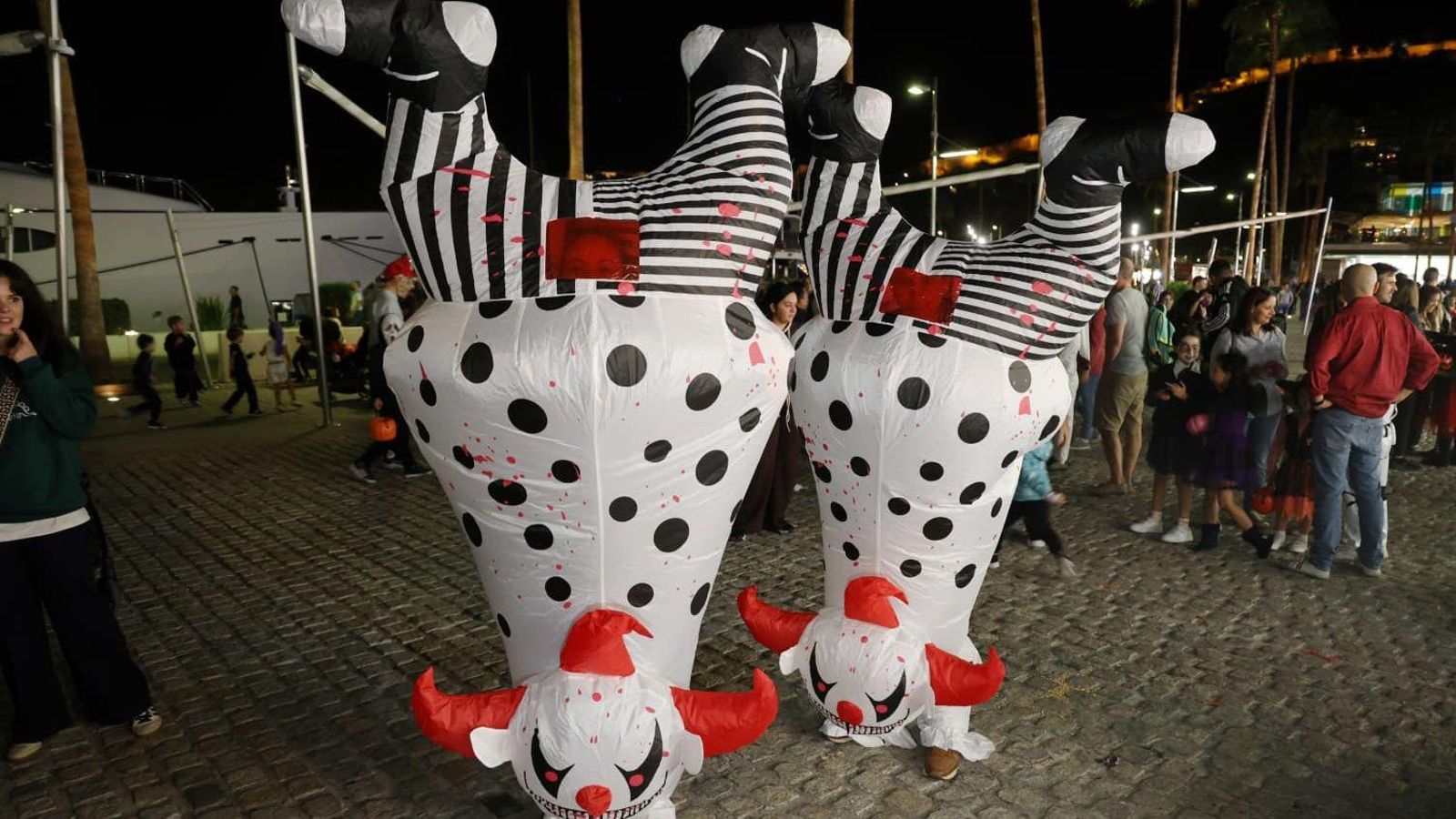 Gente disfrazada en la noche de Halloween en Málaga