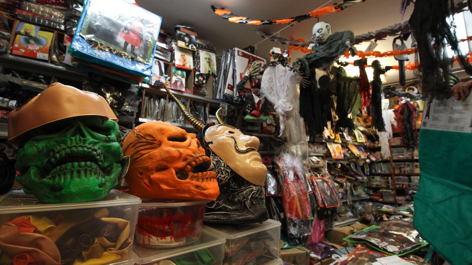 Algunas de las máscaras más vendidas este año en Luis Carrasquilla.