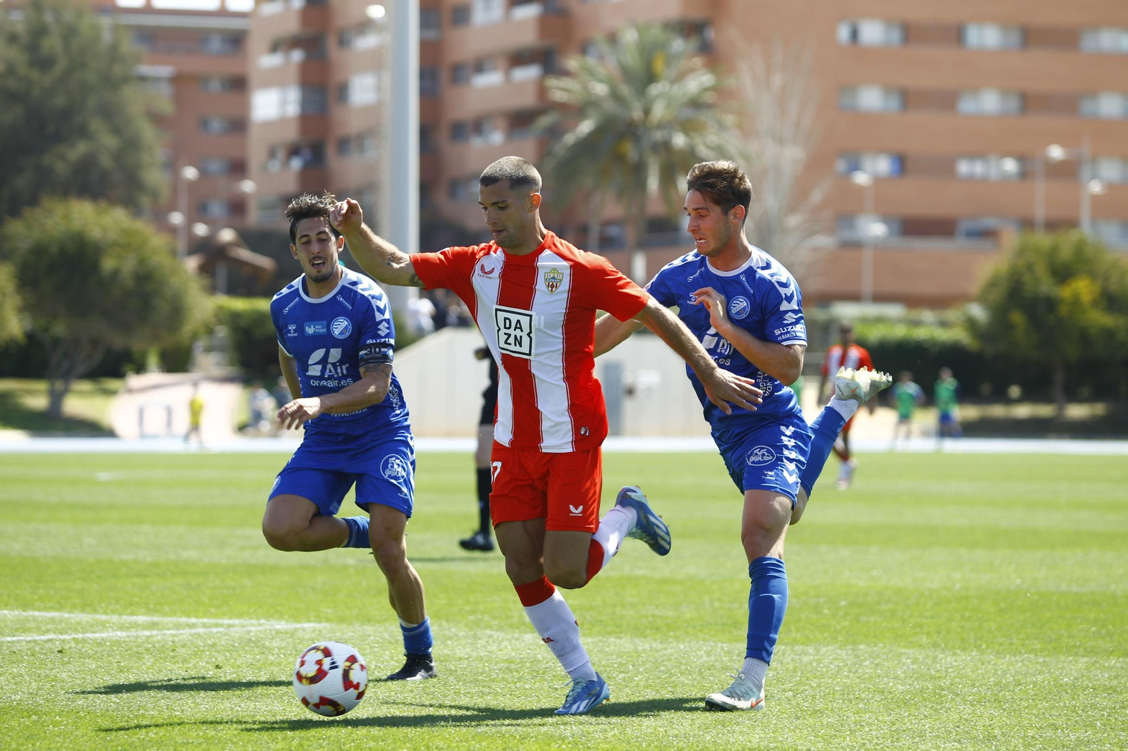 Luis Lara se marcha en carrera de hasta dos rivales durante una acción del choque frente al Xerez Deportivo.