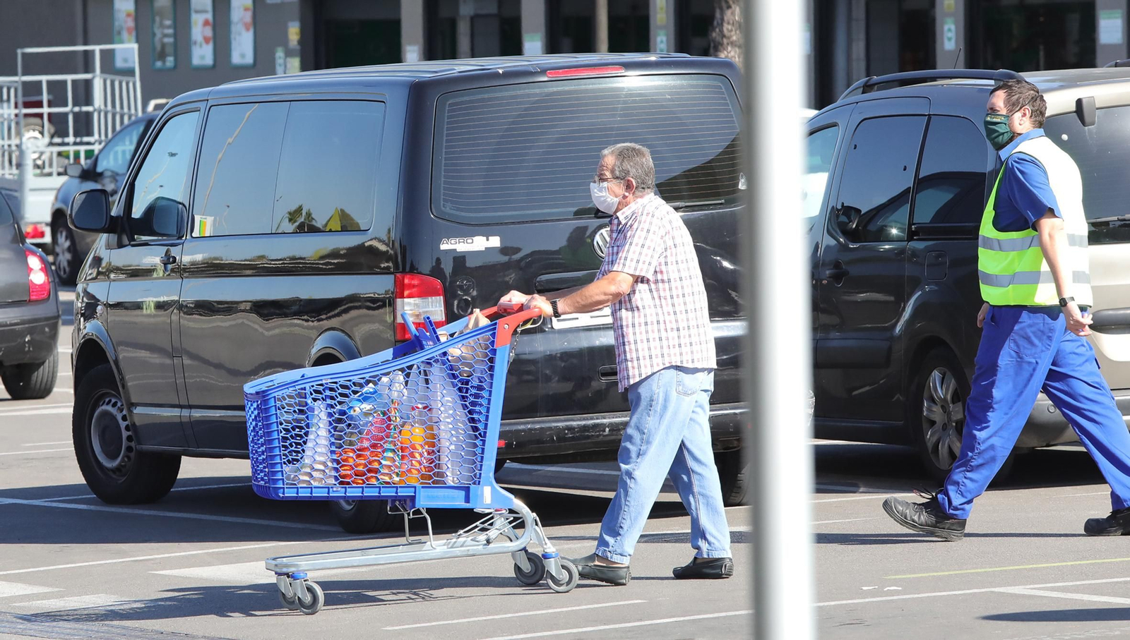Normalidad en los bares y los centros comerciales en el último día del puente de Todos los Santos.