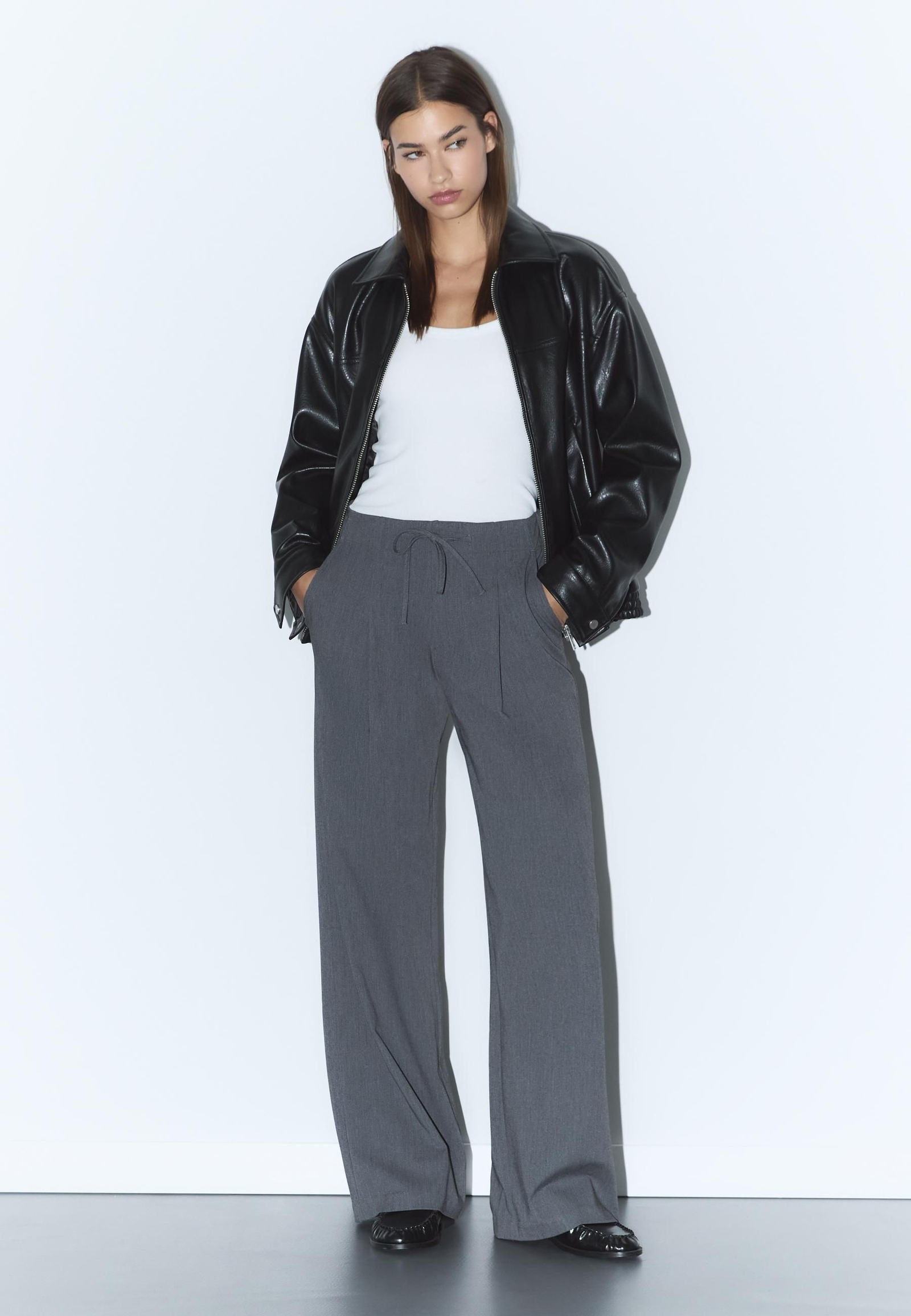 Pantalones grises de Stradivarius.