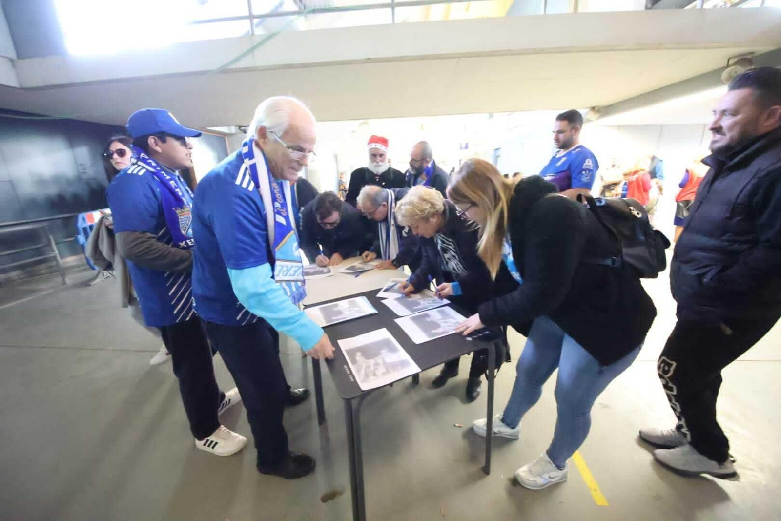 Un grupo de socios recogió más de 700 firmas en el partido contra el Coria.