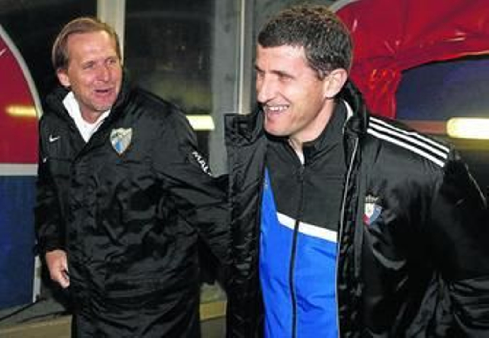 Schuster y Gracia se saludan antes del arranque del encuentro en el Sadar.