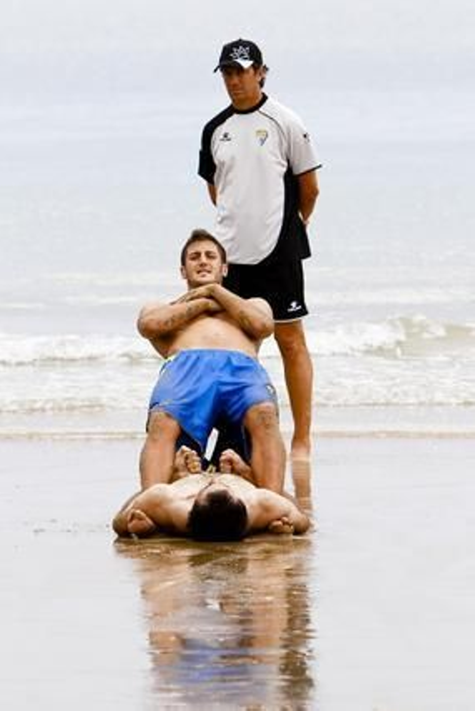El Cádiz cambia el césped por la arena de la playa para seguir con su preparación para la temporada. 

Foto: Lourdes de Vicente