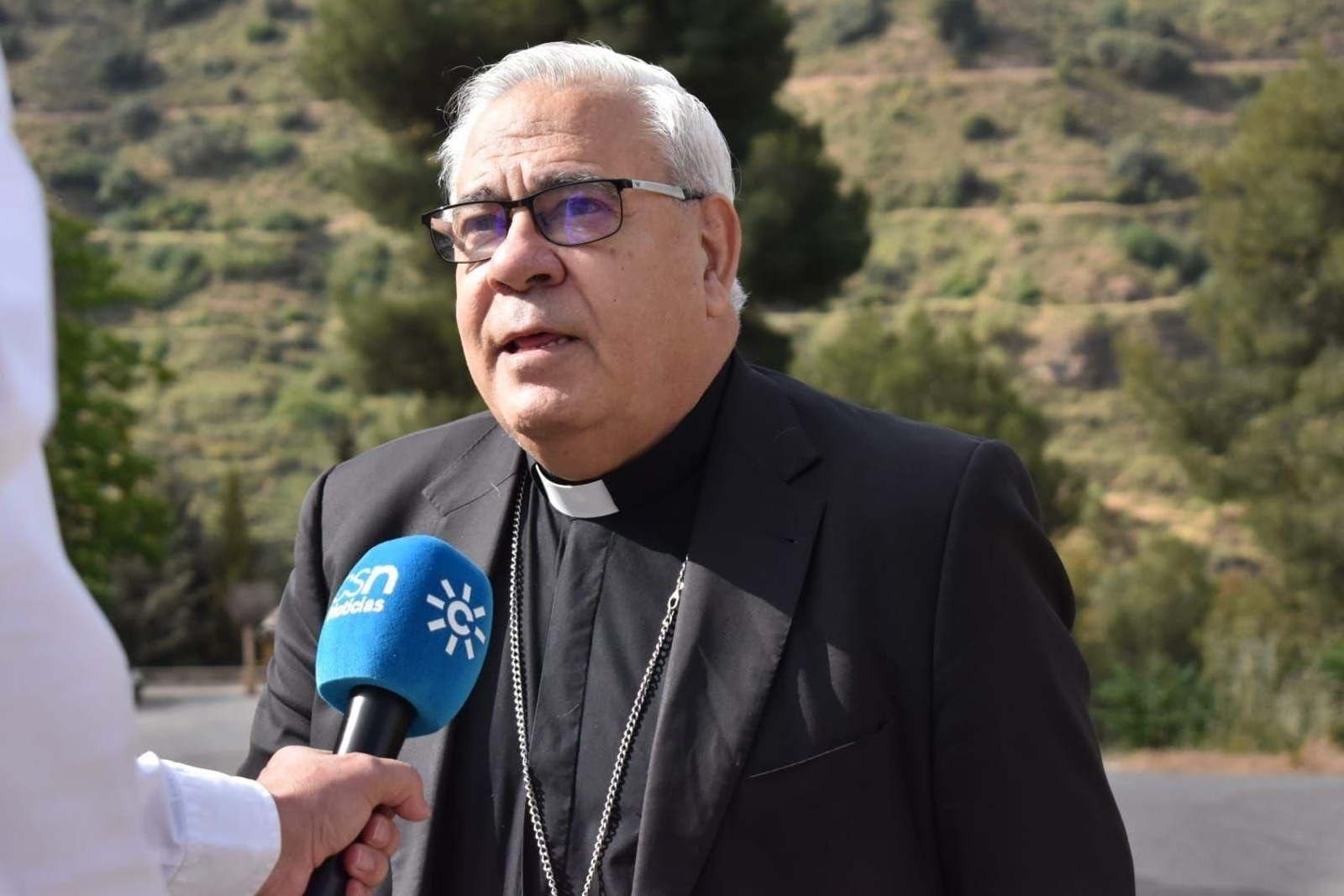 El arzobispo de Granada agradece la labor de Infoca y Bomberos en el fuego que ha amenazado la Abadía del Sacromonte