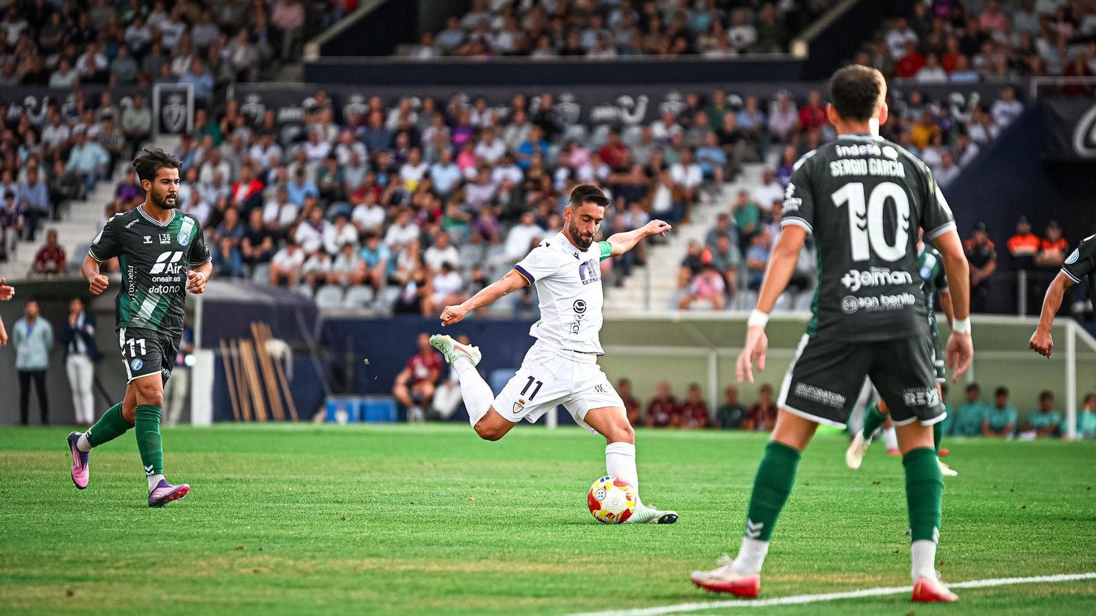 Mario Martos ejecuta un lanzamiento.