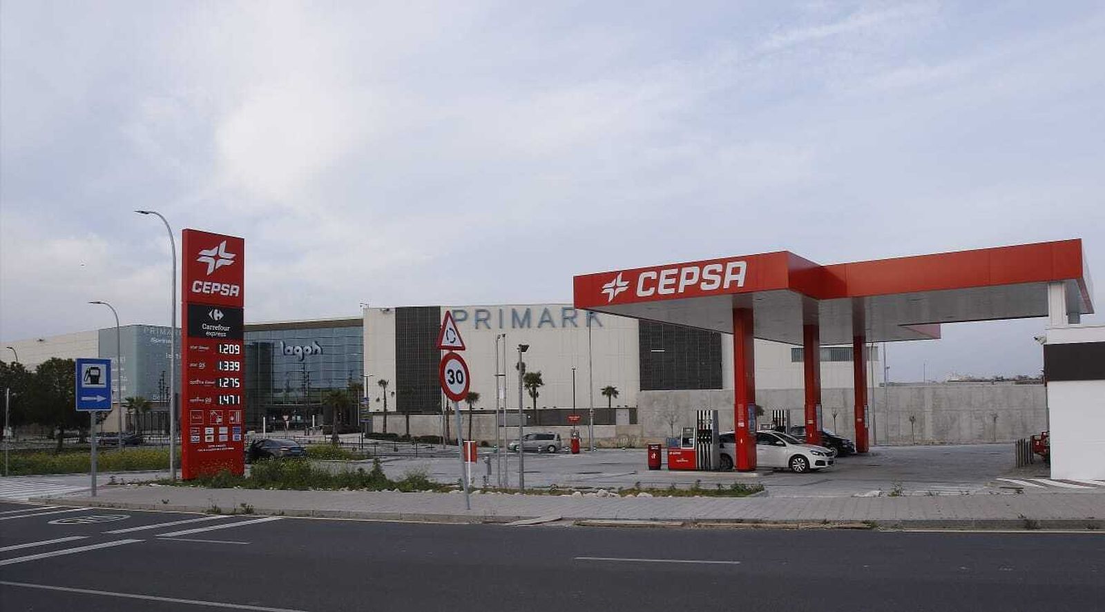 Gasolinera junto al centro comercial Palmas Altas.