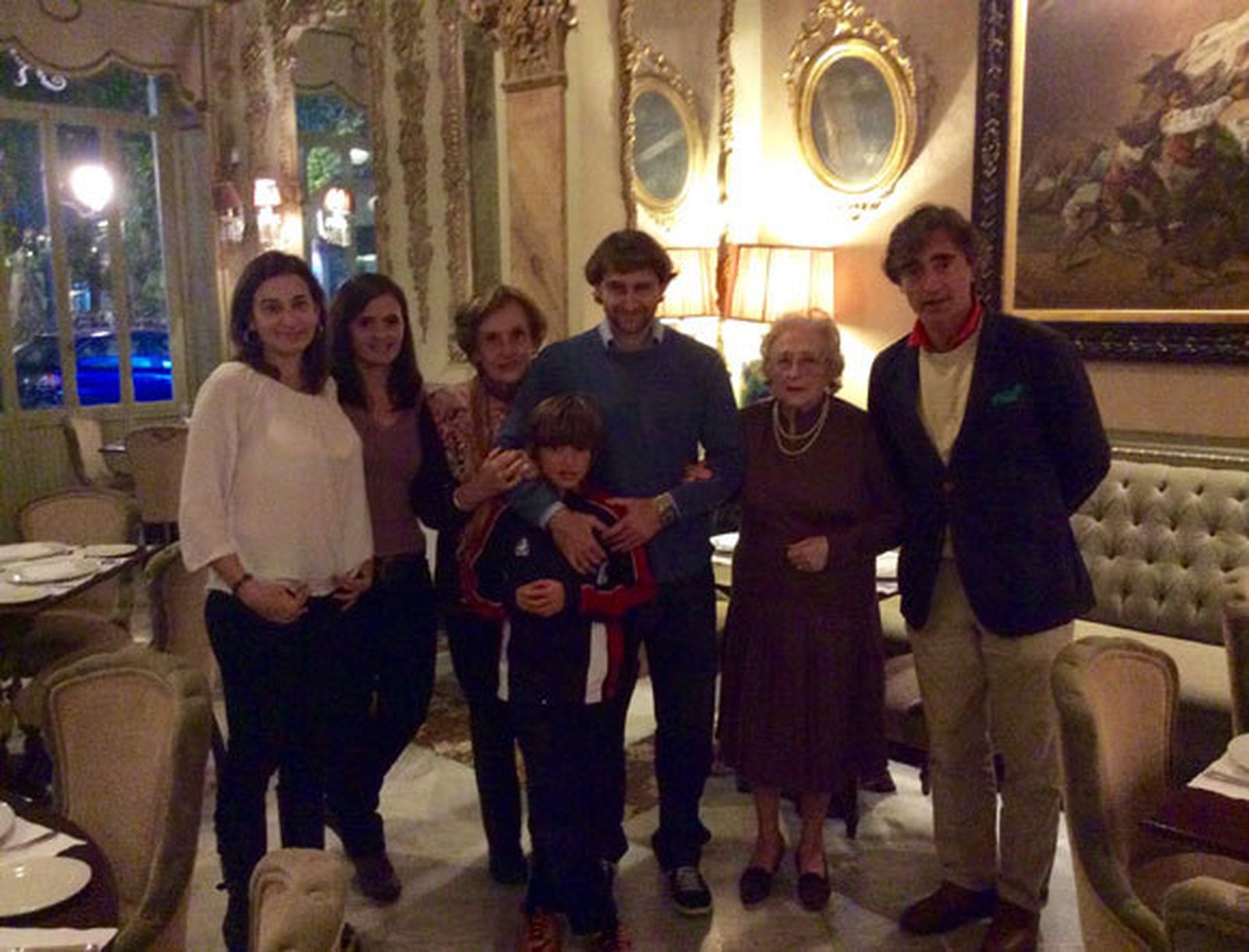 La matriarca de la familia, Emilia Cabrales López, durante la celebración de sus ochenta y ocho cumpleaños, en el Café Royalty, con sus hijos Fernando y Antonio Pérez Cabrales , su cuñada María del Carmen Pérez Lage, sus nueras Oliva Rendón y María del Carmen Gónzalez, y el benjamín Fernando.