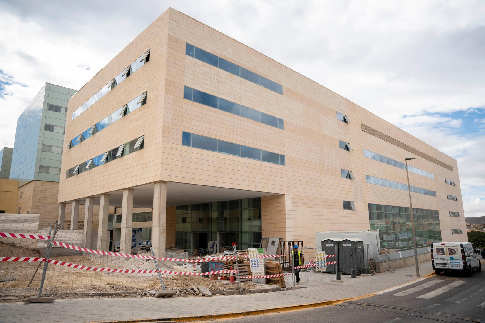 Edificio de Consultas Externas que desde hoy ya tiene nombre propio, Bahía de Almería.