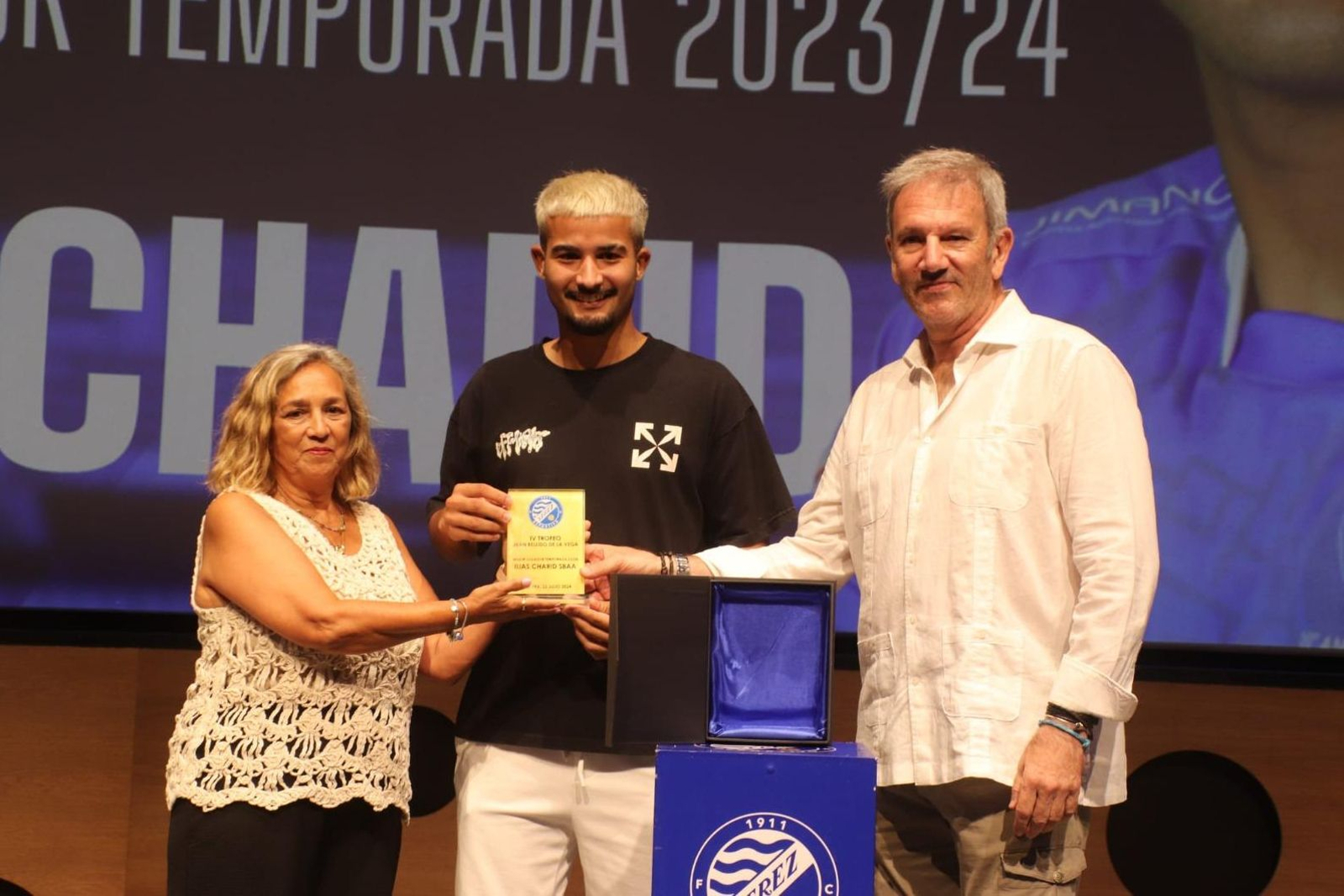 Ilias recogió el IV Trofeo Juan Bellido de manos de Dolores Celis, esposa del directivo fallecido, y Sebastián Alonso. Ilias recogió el IV Trofeo Juan Bellido de manos de Dolores Celis, esposa del directivo fallecido, y Sebastián Alonso.