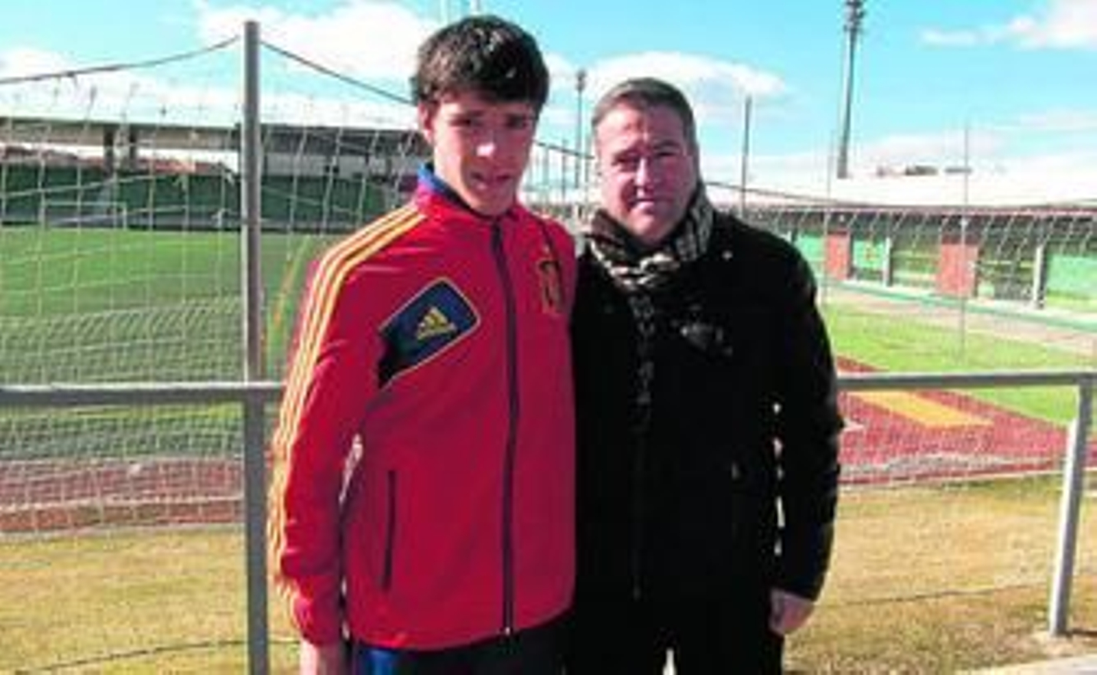 Antonio Marín, con su padre, en las instalaciones de la Ciudad del Fútbol de Las Rozas.