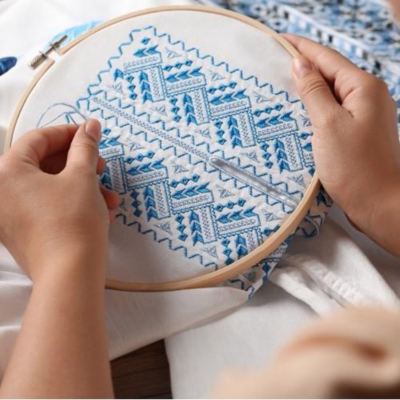 El Centro Albayzín abre el plazo de solicitud de un curso experimental sobre bordado artesanal