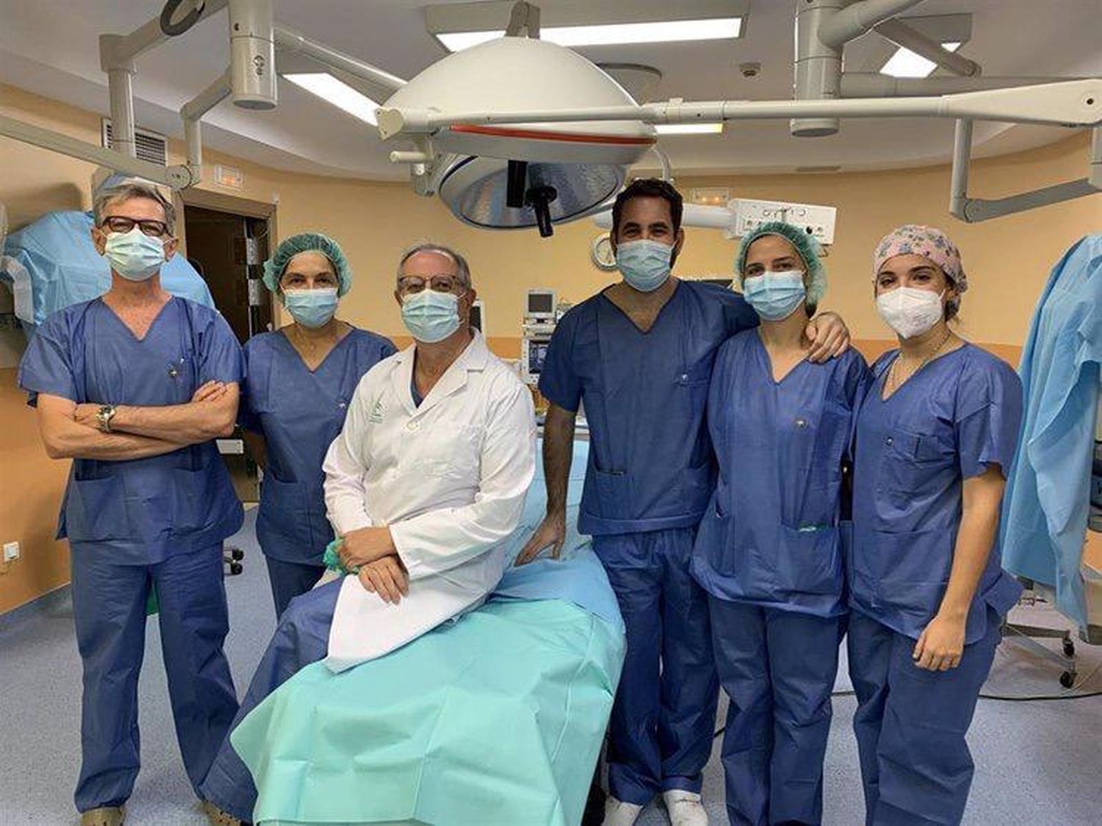 El doctor Márquez junto a su equipo de trabajo en el Hospital Virgen Macarena.