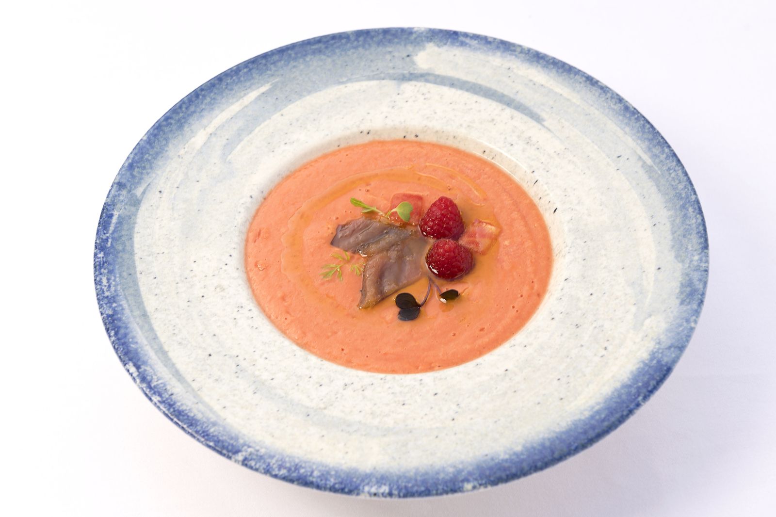 Salmorejo cremoso con caballa ahumada, frutos rojos y albahaca