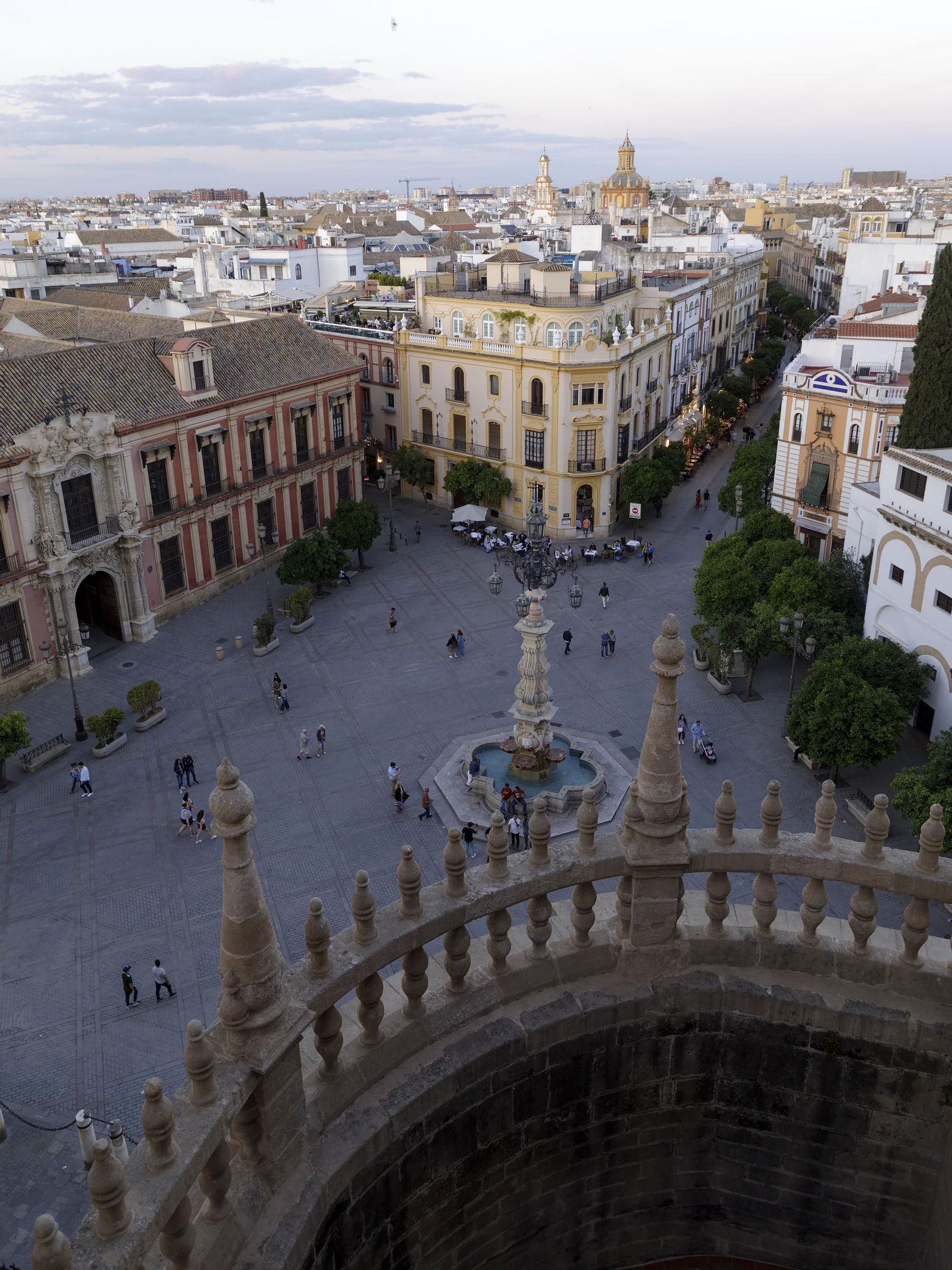 El entorno de la Catedral de Sevilla desde la Giralda.