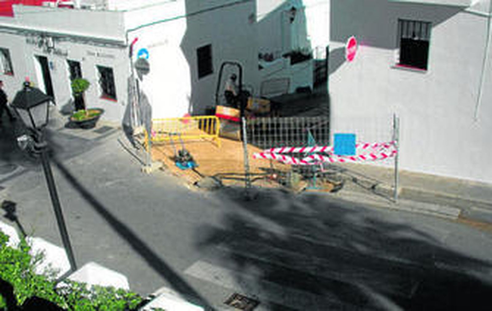 Operarios acogidos al Programa de Fomento de Empleo Agrario (Profea) son los que realizan parte de esta obra.