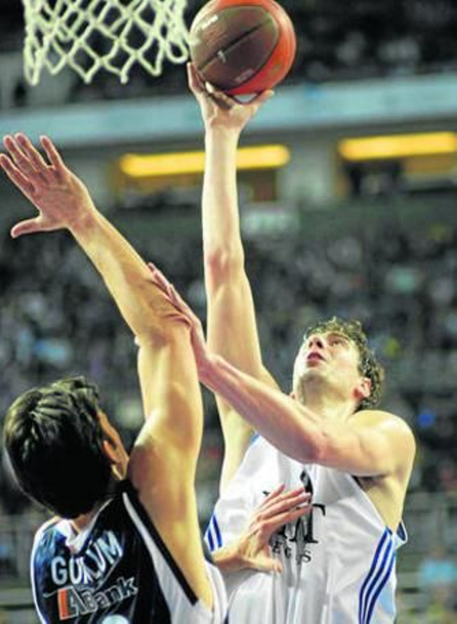 Tomic intenta encestar ante la oposición de Gonlum.