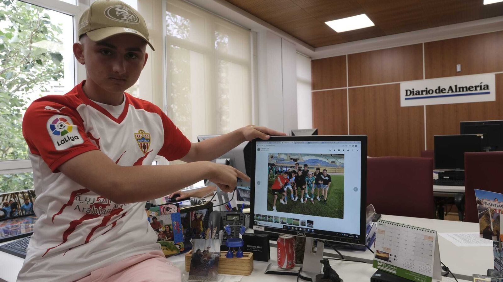 Iker, ante la foto de su cuadrilla de esa misma cuadrilla de amigos, el día que volvió a jugar al fútbol.