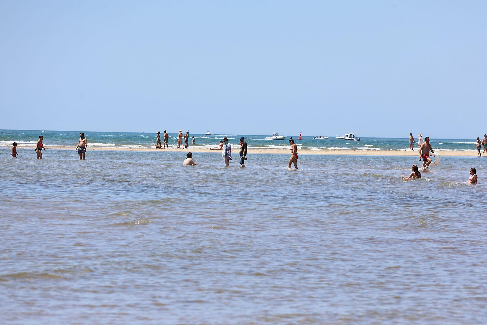Ambiente en las playas de Huelva en la mañana de domingo
